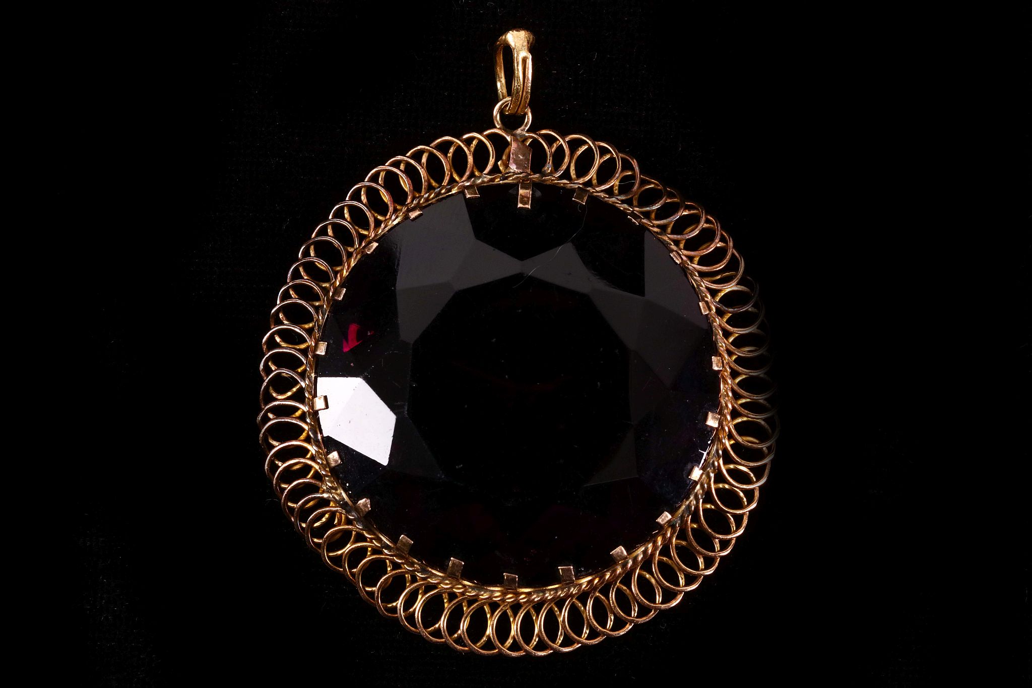 Suite of synthetic purple stone jewellery Comprising a pendant, a ring and a pair of pendent - Image 3 of 3