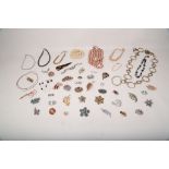 Group of costume jewellery including a delicate 9ct gold chain necklace, a quantity of paste