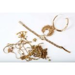 A selection of 9ct gold items, incluidng an Accurist ladies watch bracelet (9)