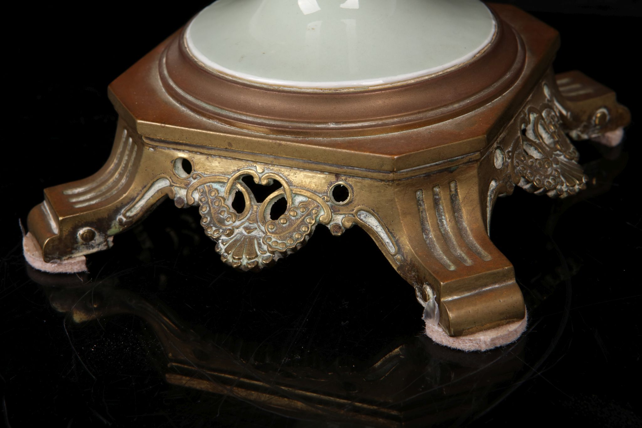A LATE 19TH CENTURY PATE-SUR-PATE TYPE CELADON URN WITH GILT BRONZE MOUNTS of baluster form, the - Image 4 of 5