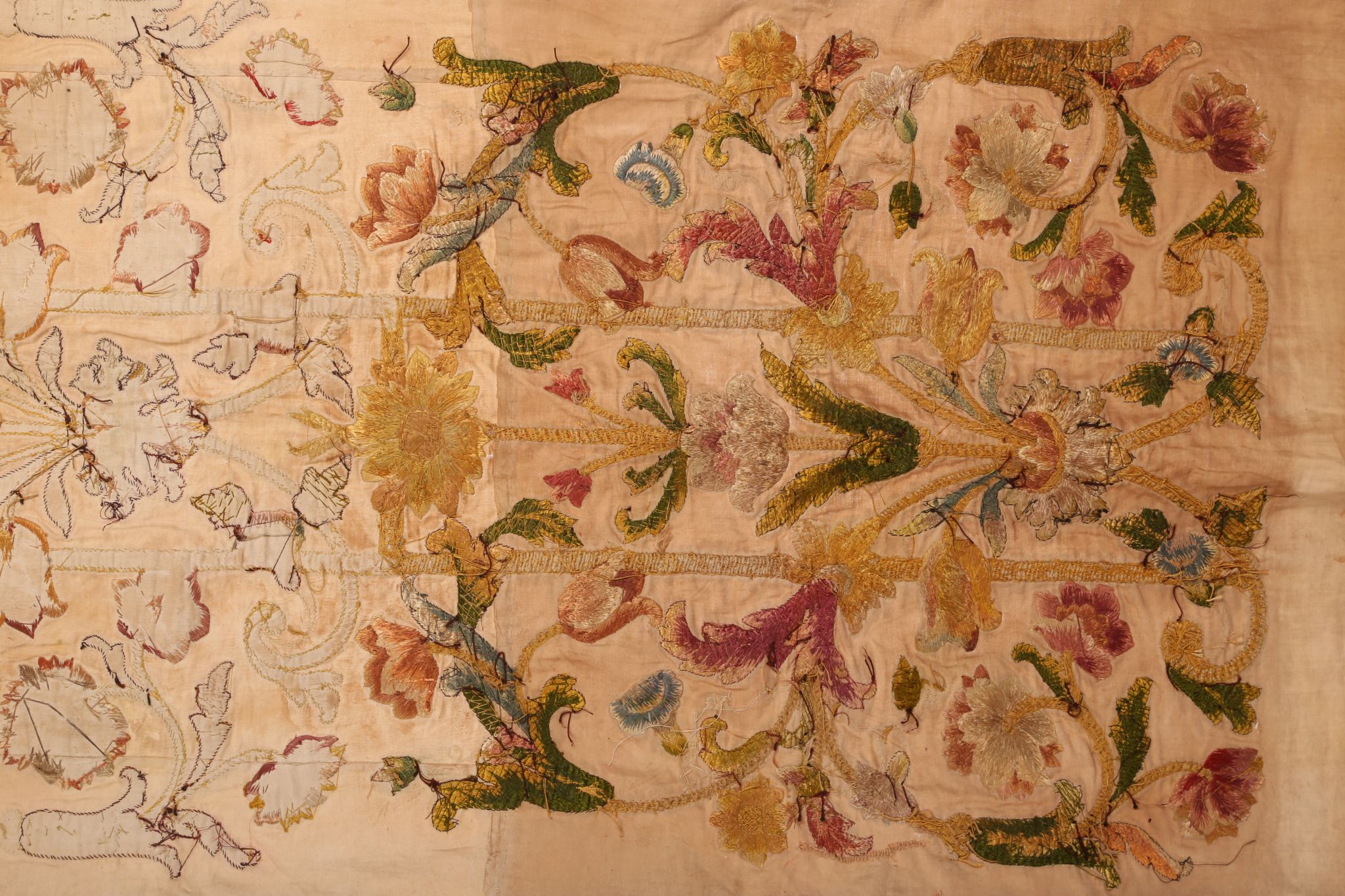 A LARGE 17TH CENTURY SPANISH EMBROIDERED PANEL WORKED IN COLOURED SILKS ON LINEN DEPICTING PARROTS - Image 6 of 7