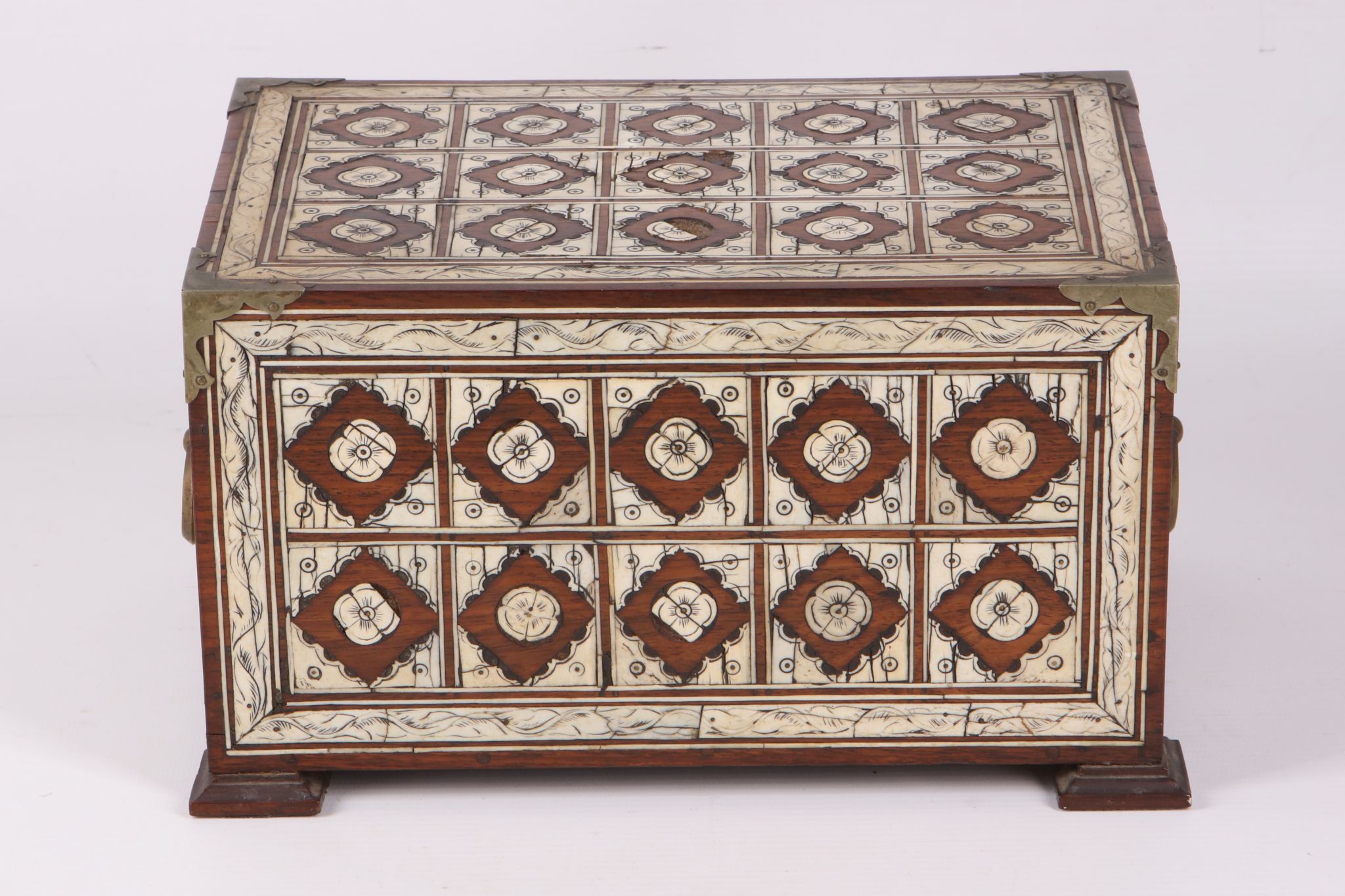 A LATE 17TH / EARLY 18TH CENTURY INDO-PORTUGUESE ROSEWOOD AND IVORY MOUNTED TABLE CABINET of - Image 5 of 6