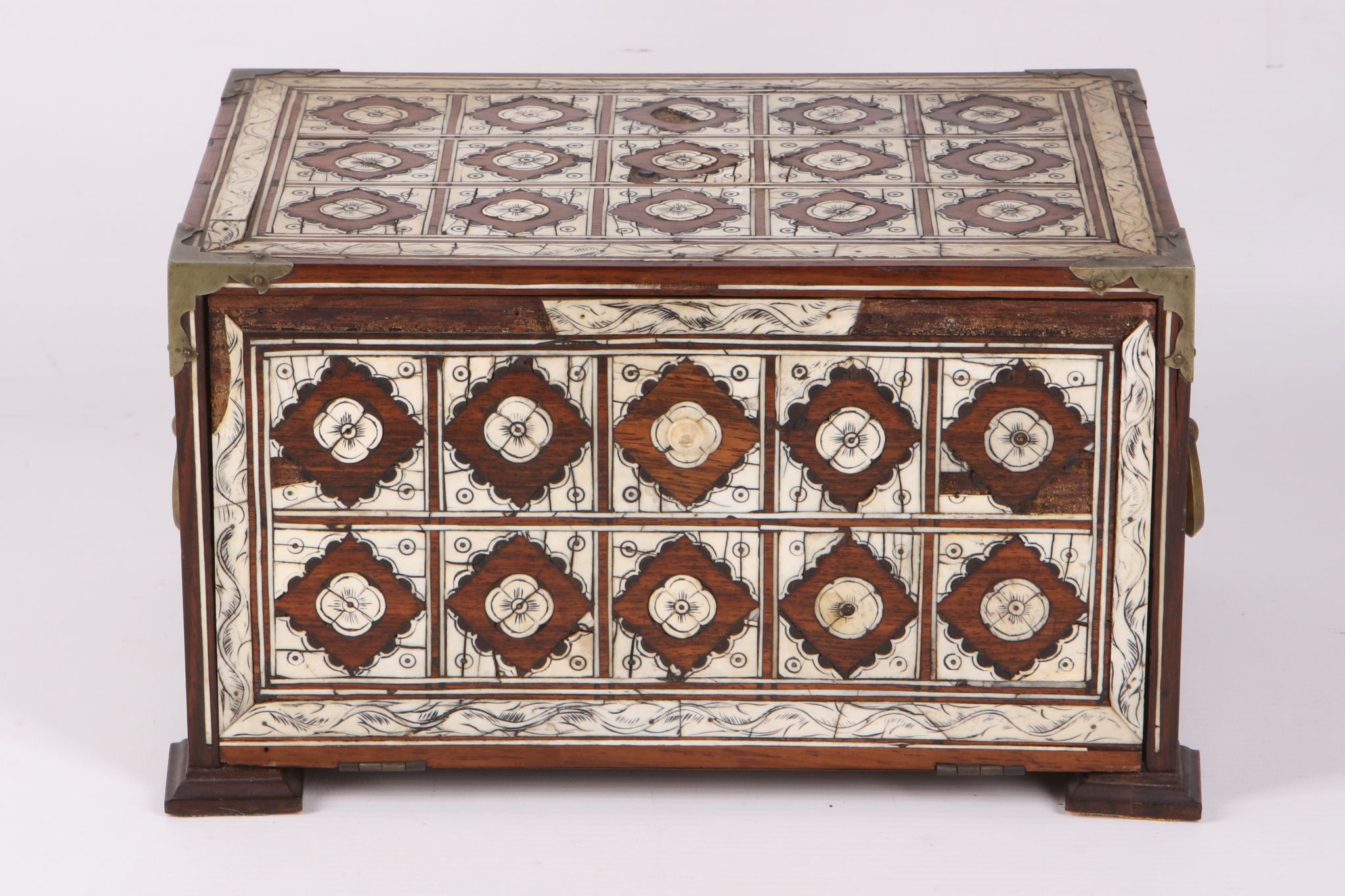 A LATE 17TH / EARLY 18TH CENTURY INDO-PORTUGUESE ROSEWOOD AND IVORY MOUNTED TABLE CABINET of - Image 3 of 6