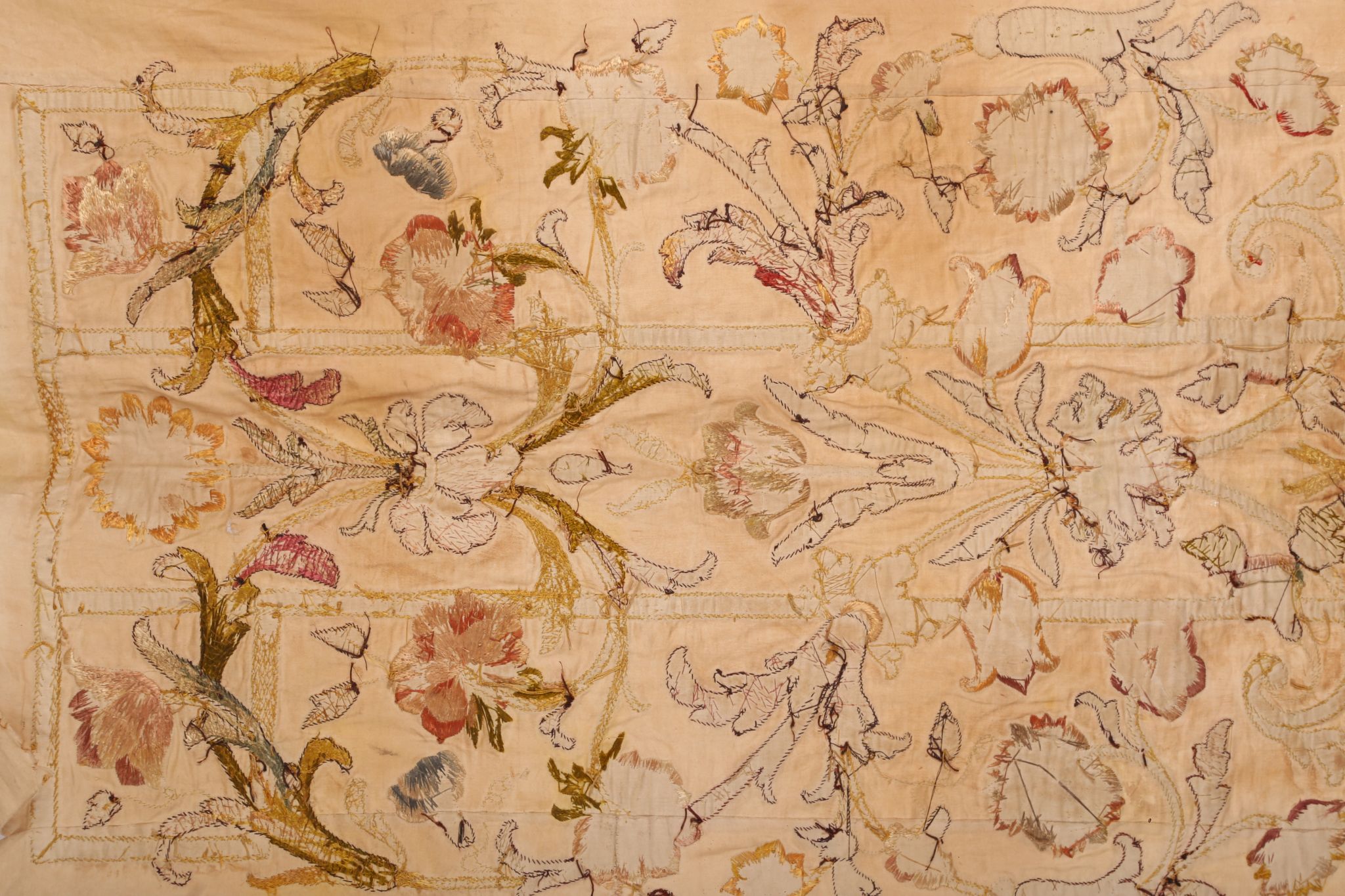A LARGE 17TH CENTURY SPANISH EMBROIDERED PANEL WORKED IN COLOURED SILKS ON LINEN DEPICTING PARROTS - Image 5 of 7