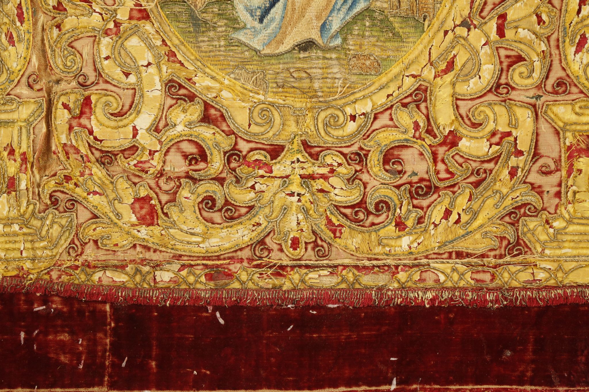 A 16TH / 17TH CENTURY RED VELVET ALTAR CLOTH EMBROIDERED WITH COLOURED SILKS AND SILVER THREAD - Image 9 of 10