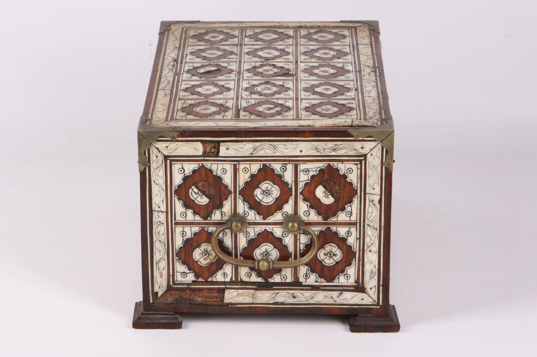 A LATE 17TH / EARLY 18TH CENTURY INDO-PORTUGUESE ROSEWOOD AND IVORY MOUNTED TABLE CABINET of - Image 4 of 6