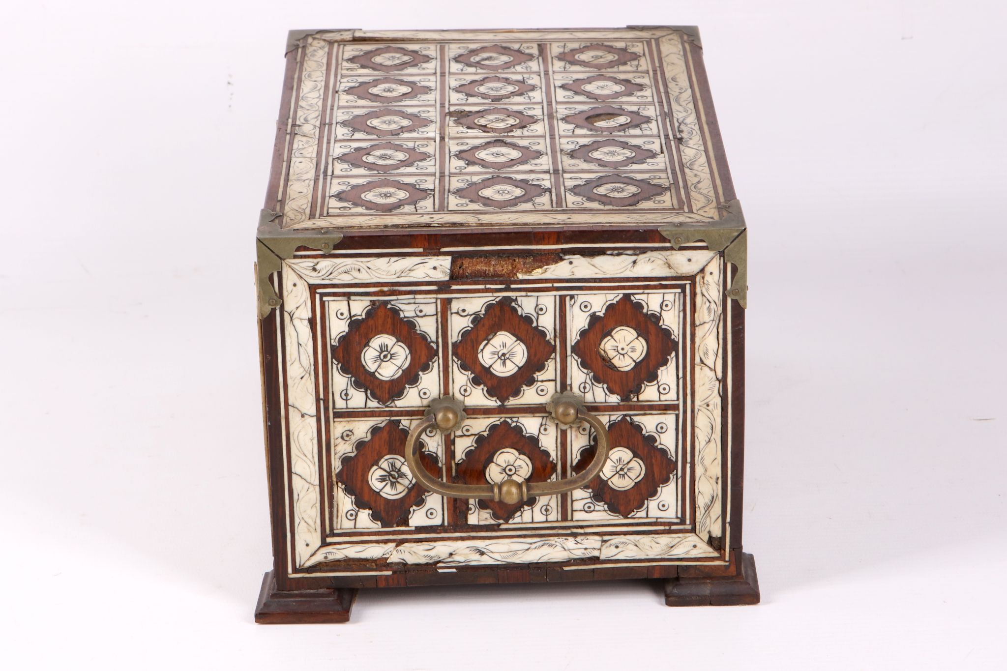 A LATE 17TH / EARLY 18TH CENTURY INDO-PORTUGUESE ROSEWOOD AND IVORY MOUNTED TABLE CABINET of - Image 6 of 6