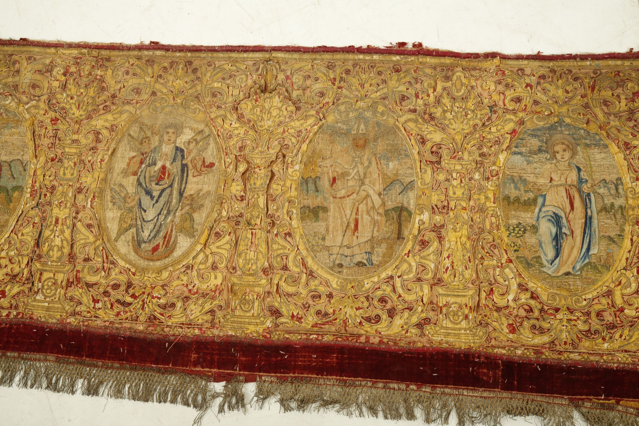 A 16TH / 17TH CENTURY RED VELVET ALTAR CLOTH EMBROIDERED WITH COLOURED SILKS AND SILVER THREAD - Image 4 of 10
