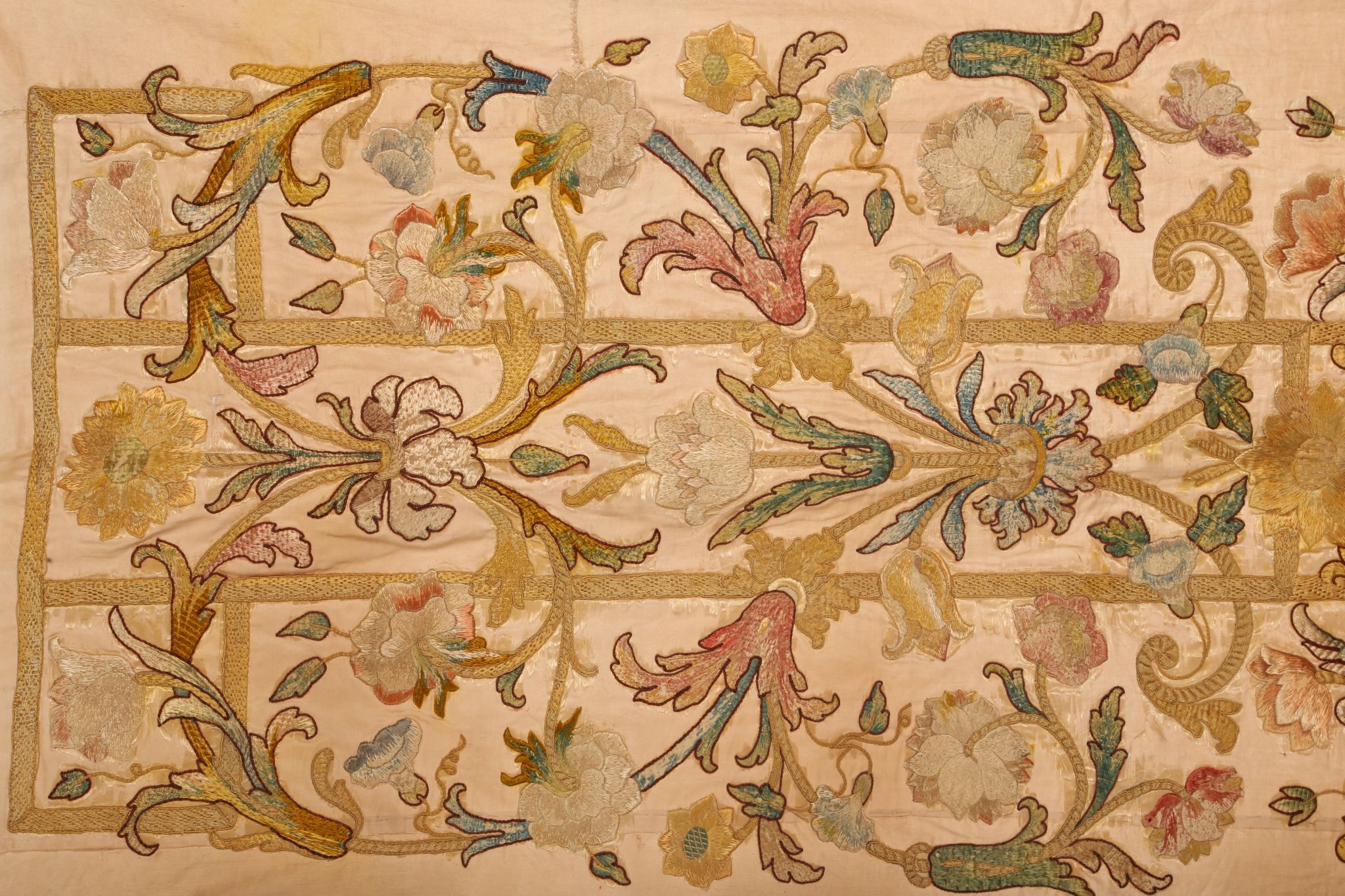 A LARGE 17TH CENTURY SPANISH EMBROIDERED PANEL WORKED IN COLOURED SILKS ON LINEN DEPICTING PARROTS - Image 3 of 7