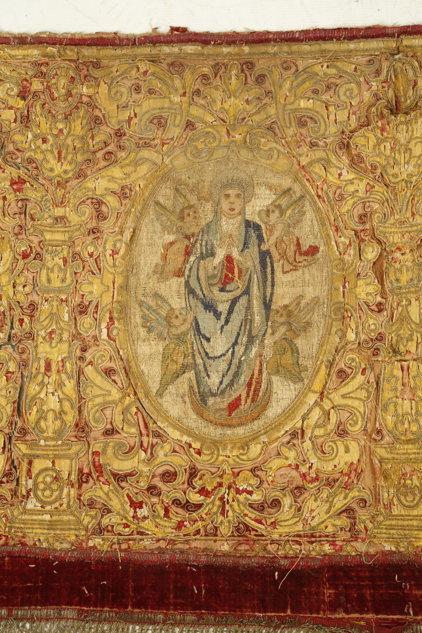 A 16TH / 17TH CENTURY RED VELVET ALTAR CLOTH EMBROIDERED WITH COLOURED SILKS AND SILVER THREAD - Image 5 of 10