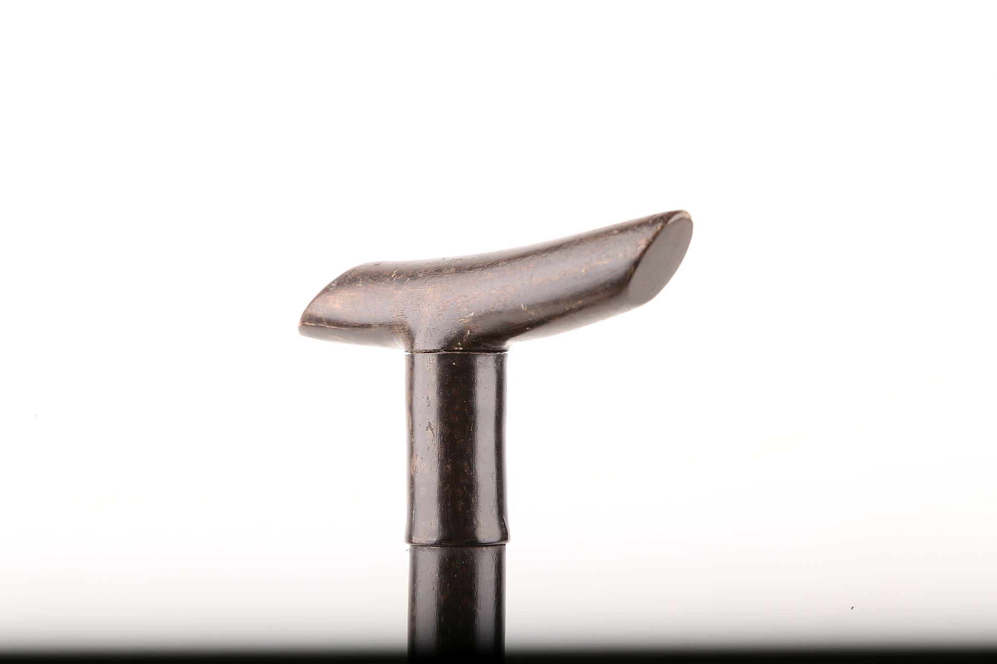 A HORN SECTIONAL TAU SHAPED HANDLED CANE, 85cm. - Image 4 of 6