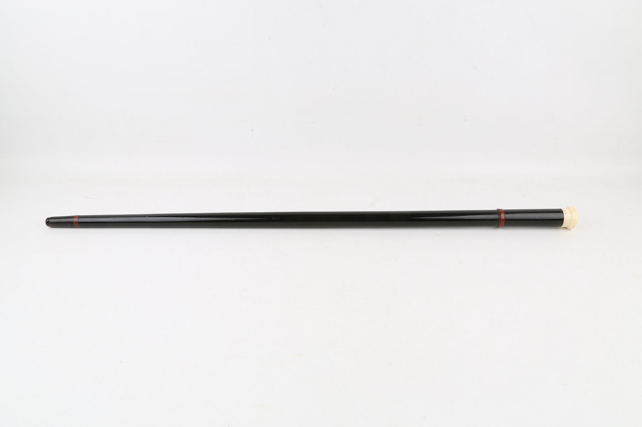 A LATE 19TH CENTURY WALKING CANE, which converts to a snooker cue, 33 inches (85cm). - Image 5 of 5