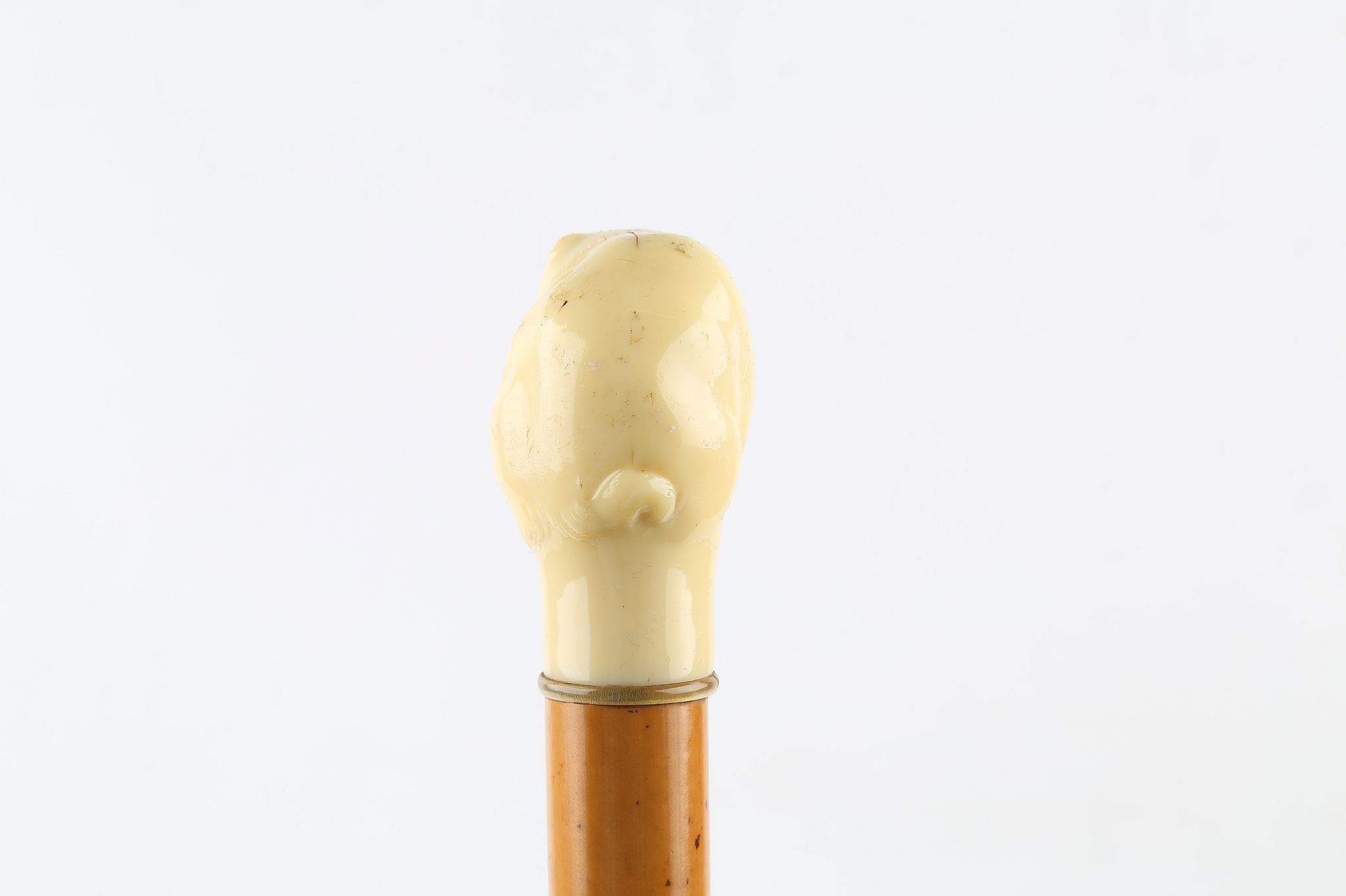 AN EARLY 20TH CENTURY WALKING CANE WITH EARLY CELLULOID HANDLE, in the form of a bear, mounted on - Image 3 of 6