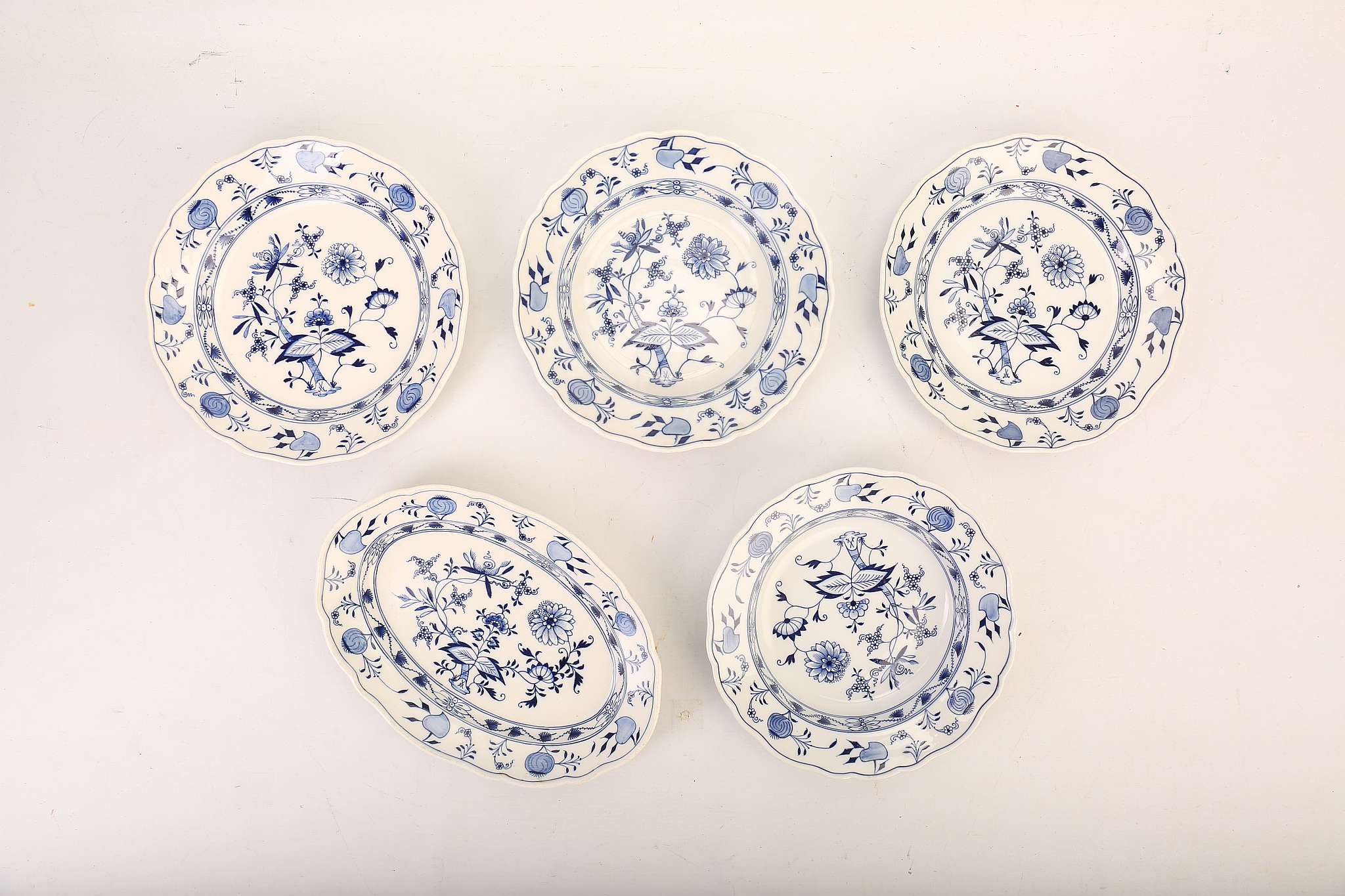 A COLLECTION OF MEISSEN 'BLUE ONION' PATTERN PORCELAIN, late 19th century, comprising two plates, - Image 3 of 5