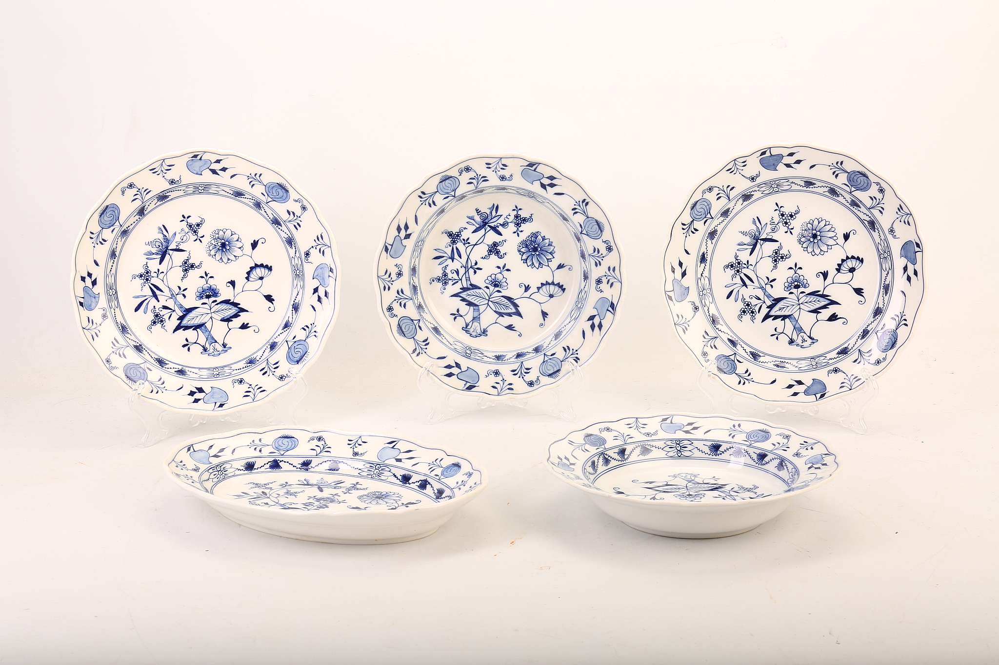 A COLLECTION OF MEISSEN 'BLUE ONION' PATTERN PORCELAIN, late 19th century, comprising two plates, - Image 2 of 5