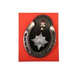 AN IRISH GUARDS PIPERS PEAK CAP BADGE, two tunic buttons and a Military Dray horseshoe applied to
