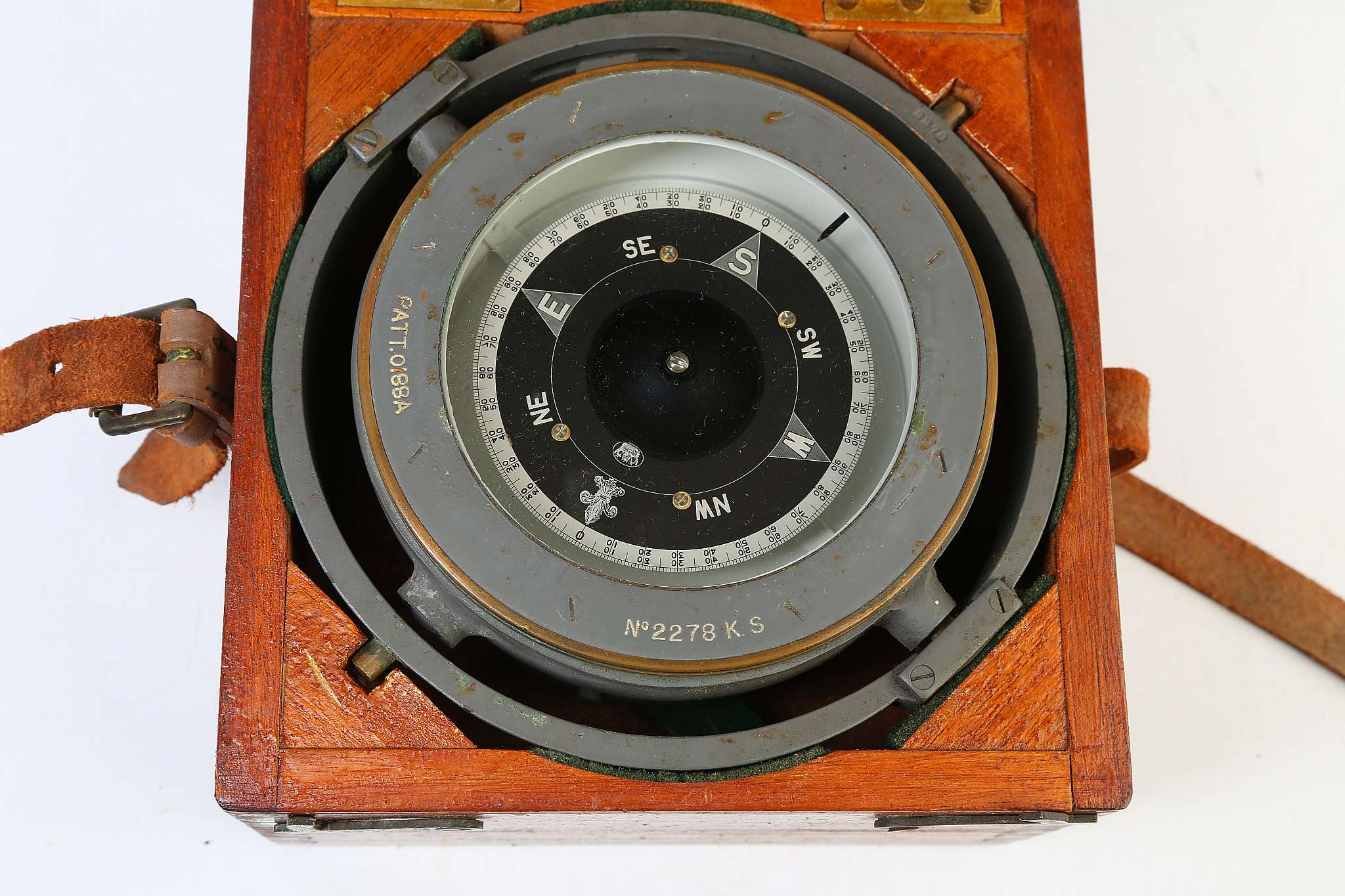 A WWII PORTABLE WOOD BOXED NAVAL SHIP'S COMPASS (No. 2278 KS) (stamped Admiralty checked 28th - Image 6 of 7