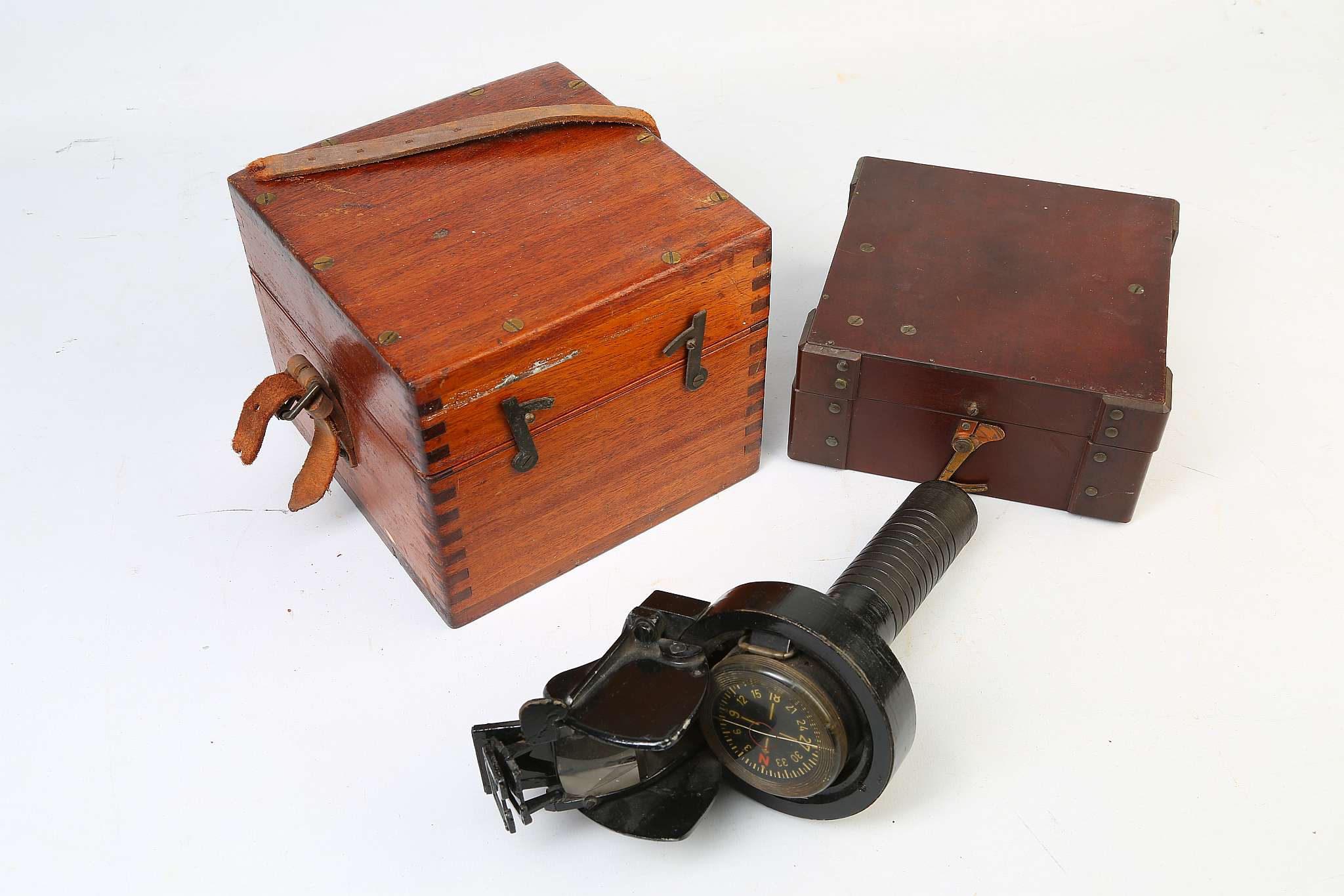 A WWII PORTABLE WOOD BOXED NAVAL SHIP'S COMPASS (No. 2278 KS) (stamped Admiralty checked 28th - Image 2 of 7