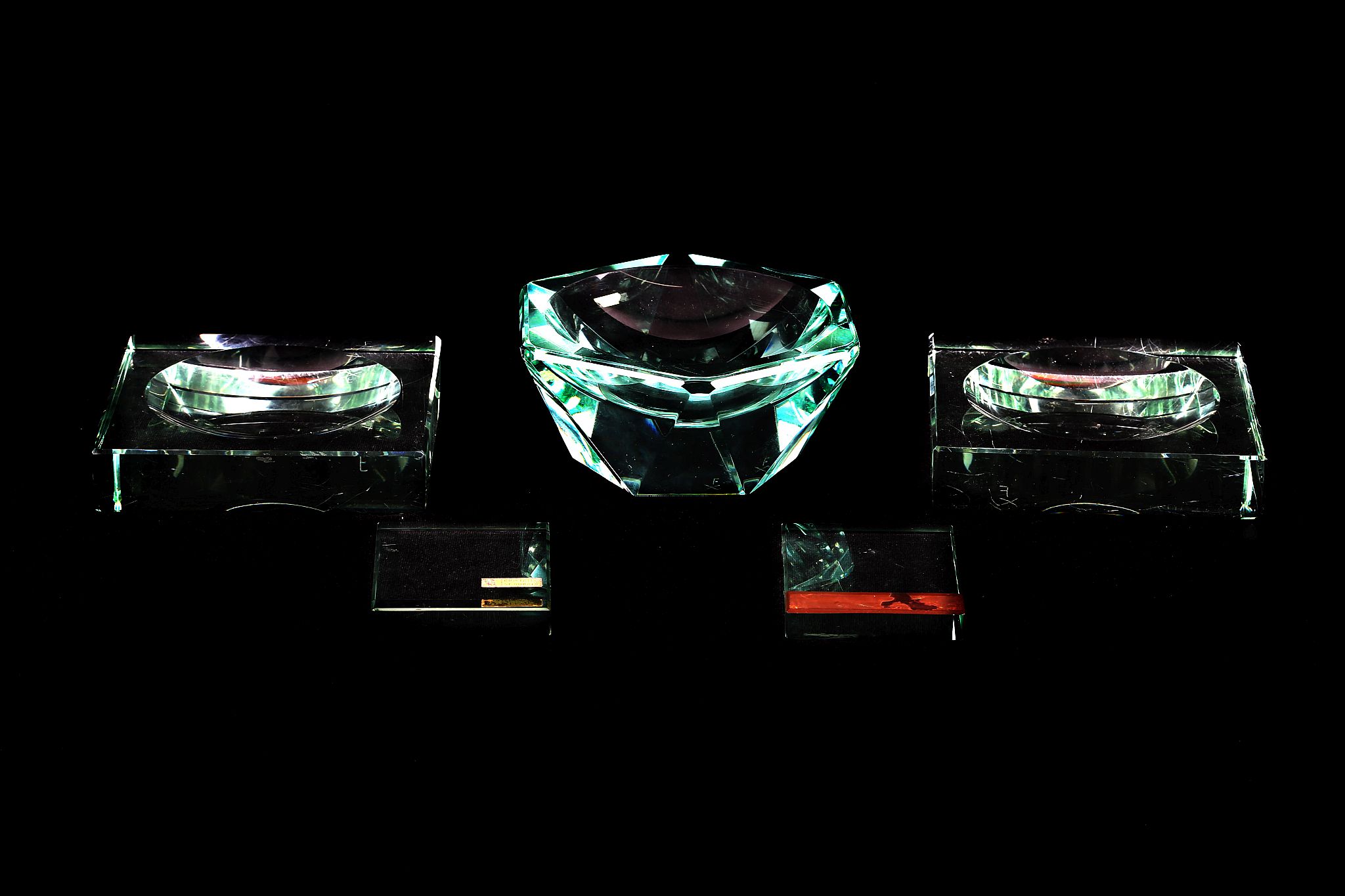 A COLLECTION OF FOUR 1950s FONTANA ARTE GLASS ITEMS, to include a pair of ashtrays, a hexagonal,