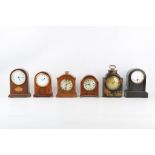 AN EARLY 20TH CENTURY FRENCH CHINOISERIE DECORATED MANTLE CLOCK TOGETHER WITH FIVE MANTLE CLOCKS the