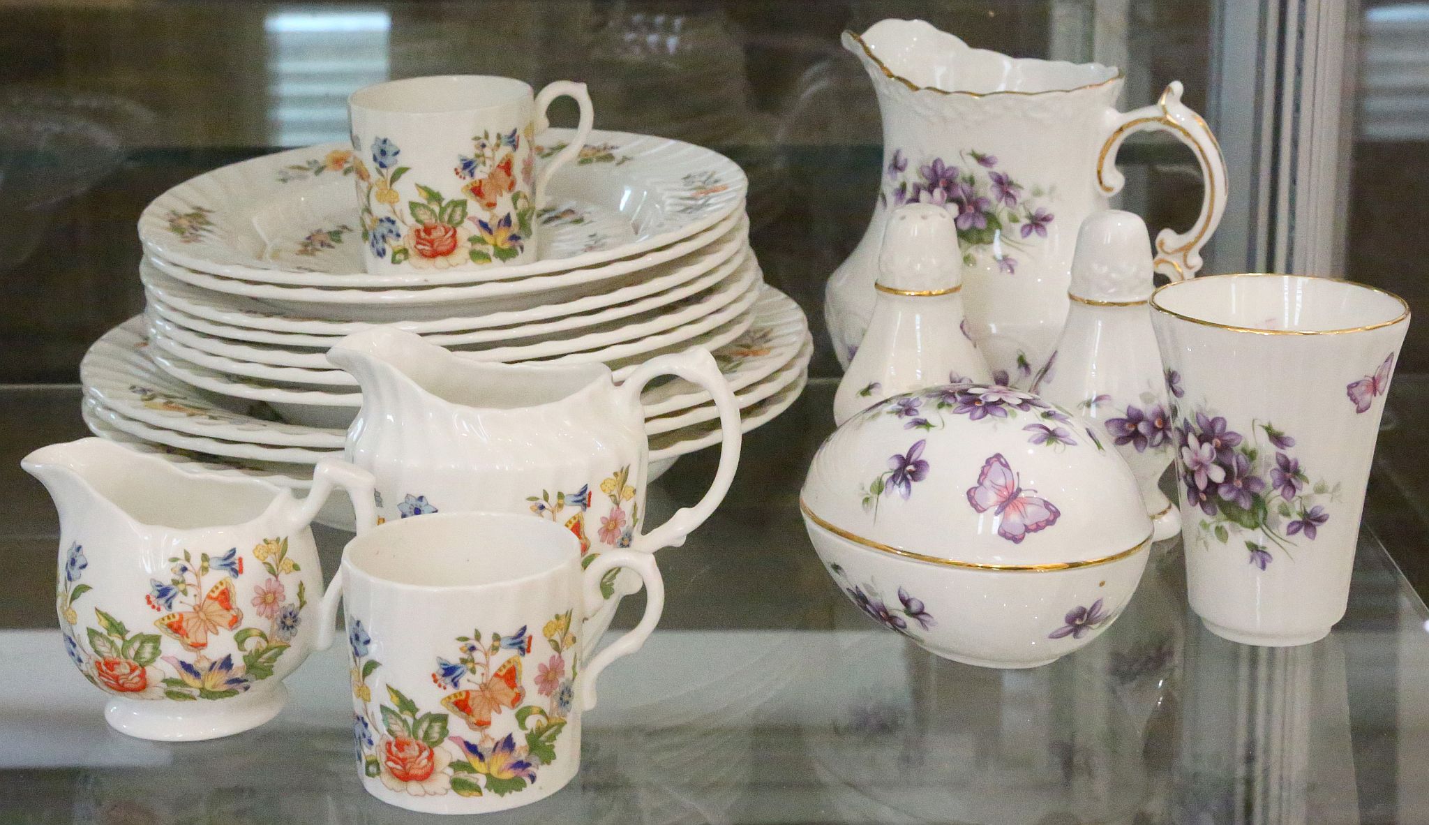A good collection of Anynsley 'Cottage Garden' tea and dinner ware, and some 'Wild Violets' items ( - Image 2 of 2