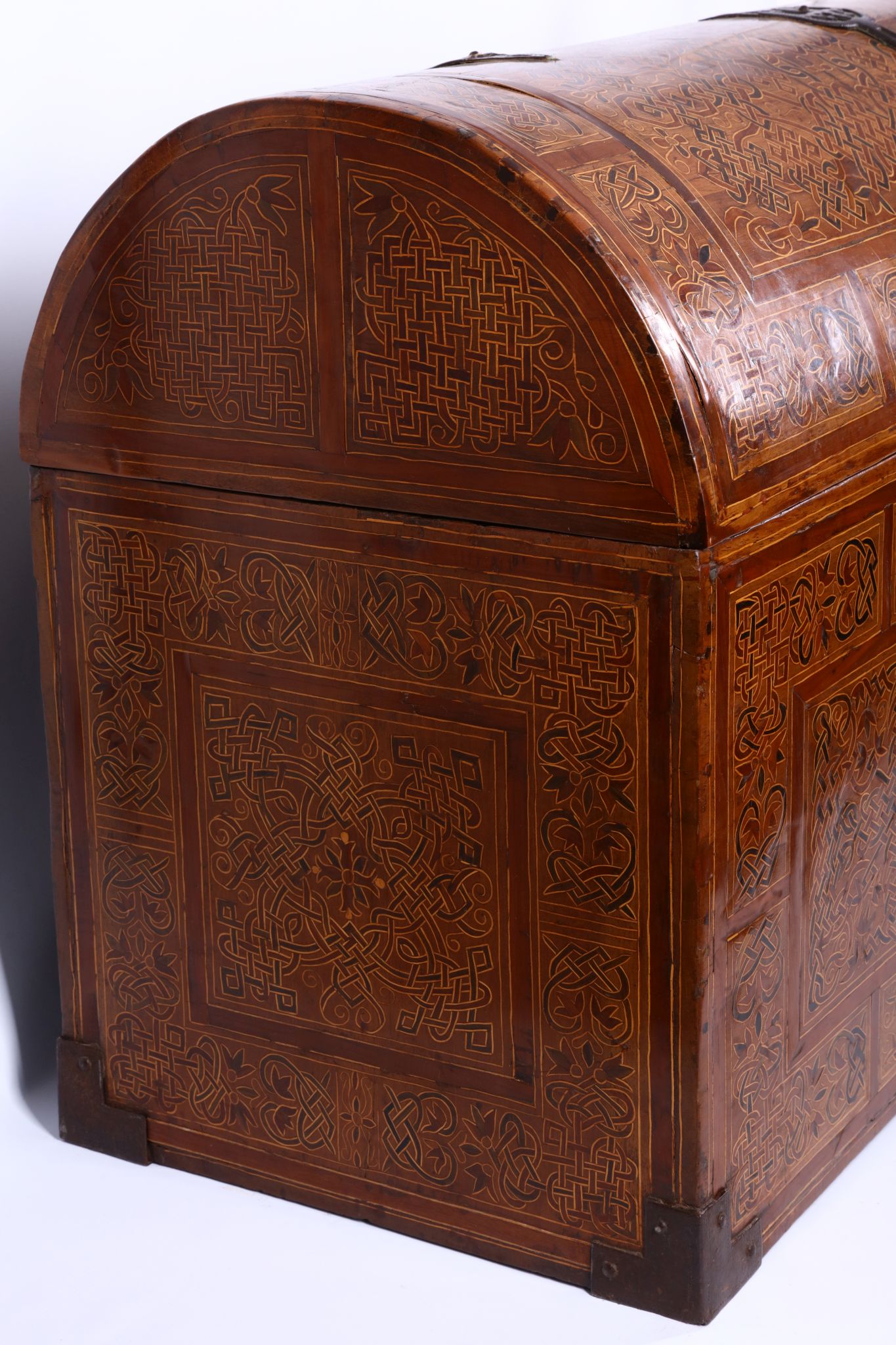 A RARE 16TH / 17TH CENTURY VENETIAN 'ALLA CERTOSINA' (MARQUETRY) AND WROUGHT IRON MOUNTED CHEST / - Image 2 of 4