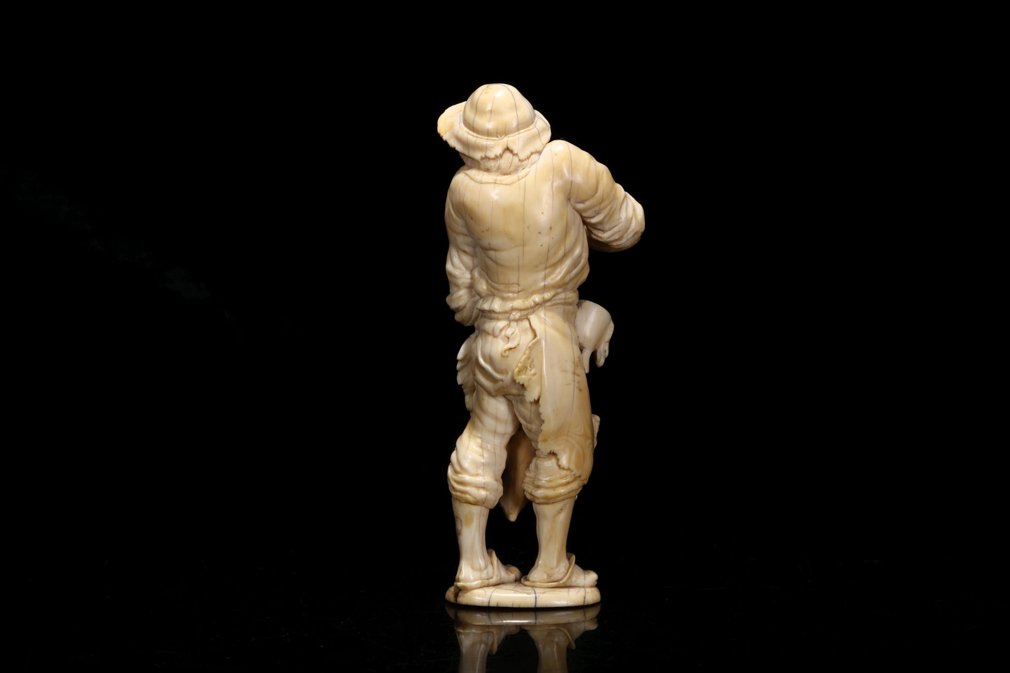 AN 18TH CENTURY GERMAN IVORY FIGURE OF A PAINTER the standing figure in ragged clothes and hat, - Image 4 of 7