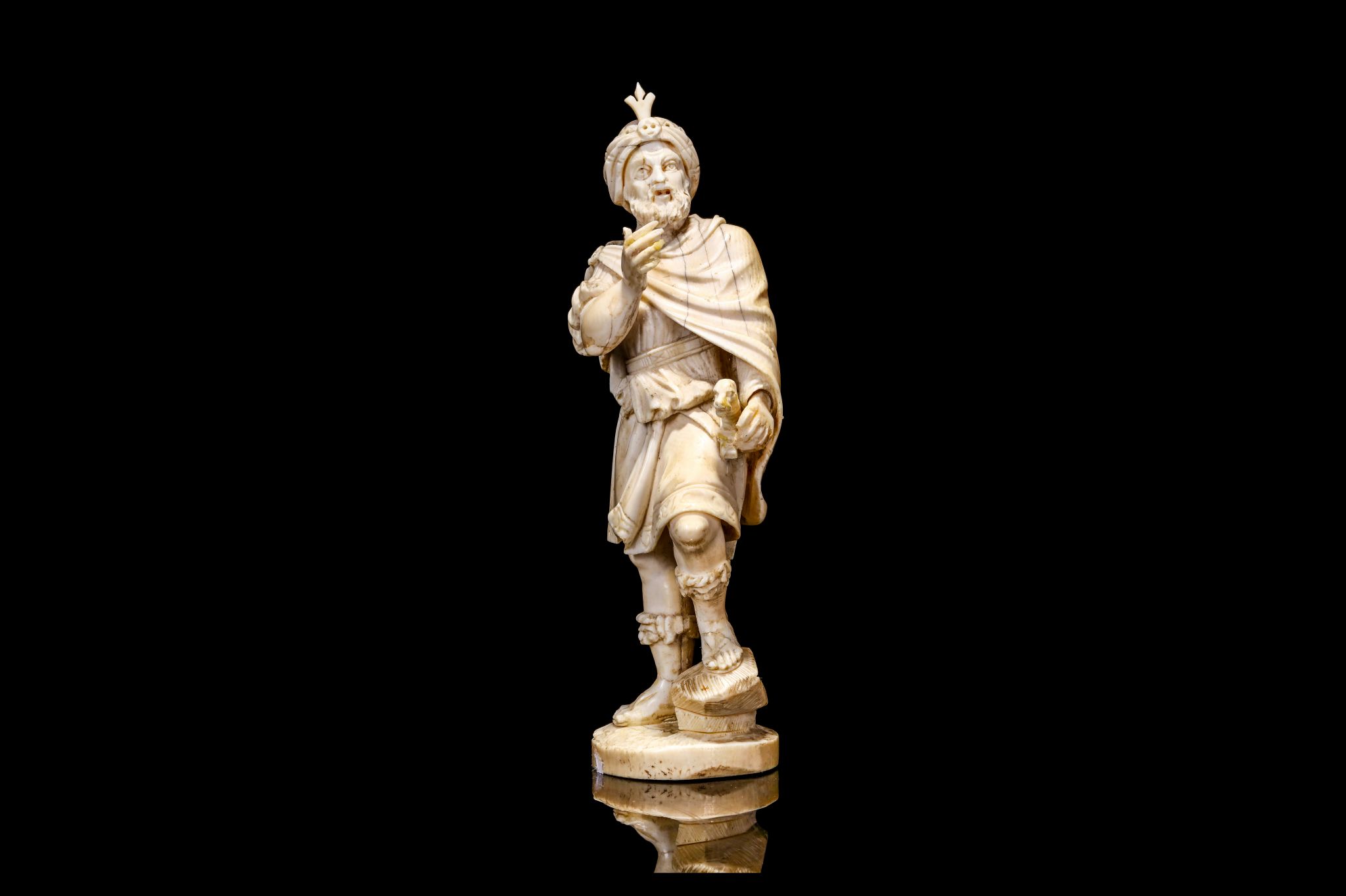 MANNER OF WILHELM KRUGER (1680-1754): AN 18TH CENTURY GERMAN IVORY FIGURE OF A MAGI KING  wearing