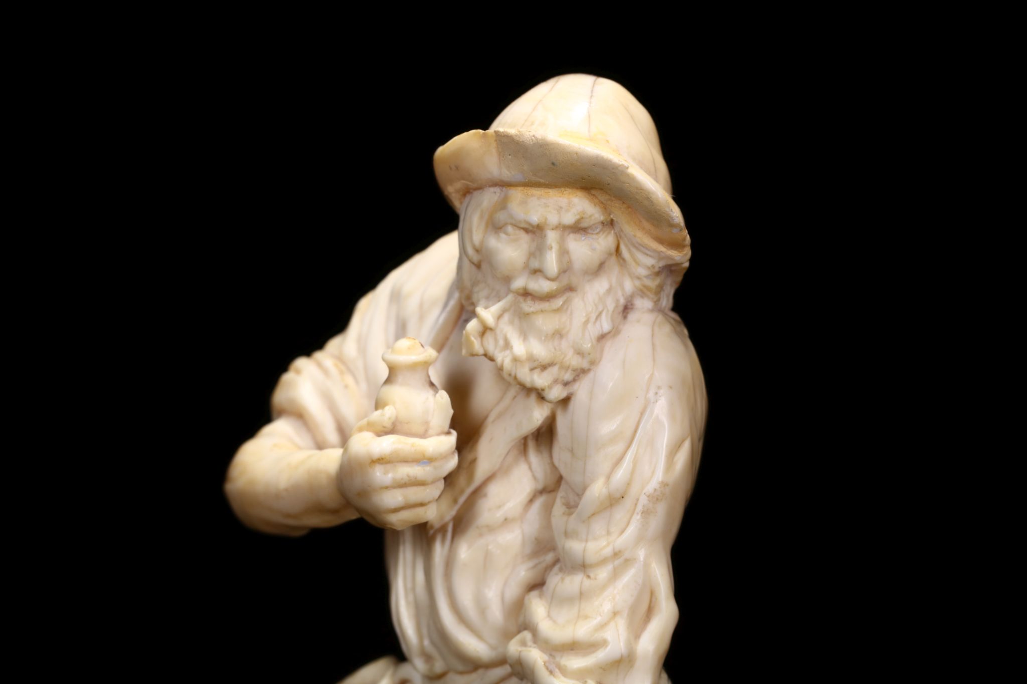 AN 18TH CENTURY GERMAN IVORY FIGURE OF A PAINTER the standing figure in ragged clothes and hat, - Image 7 of 7