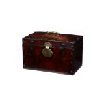 A GEORGE III MAHOGANY AND BRASS MOUNTED STRONG BOX / CASKET of domed form with brass swing handle