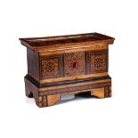 A 16TH / 17TH CENTURY VENETIAN CERTOSINA (MARQUETRY) TABLE CASKET inlaid with various woods, of