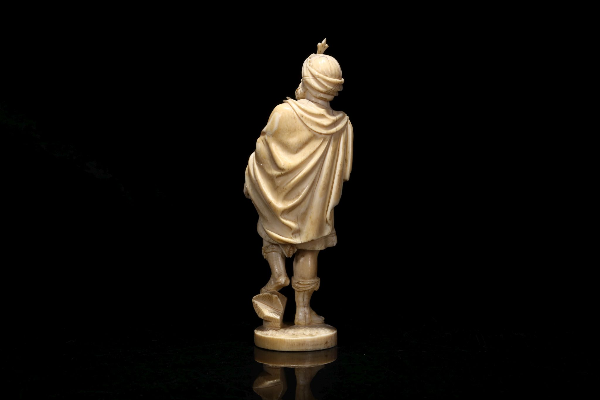 MANNER OF WILHELM KRUGER (1680-1754): AN 18TH CENTURY GERMAN IVORY FIGURE OF A MAGI KING  wearing - Image 3 of 5