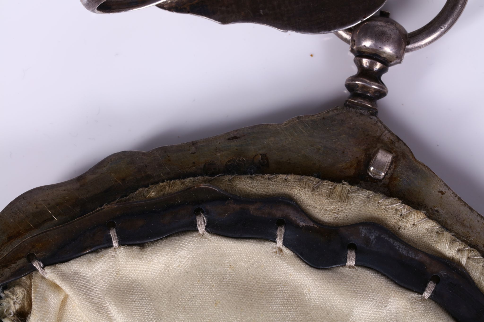 A LATE 18TH CENTURY DUTCH SILVER AND VELVET BAG / PURSE MARKED FOR WILLEM HENDRIK TENKINK the silver - Image 4 of 5