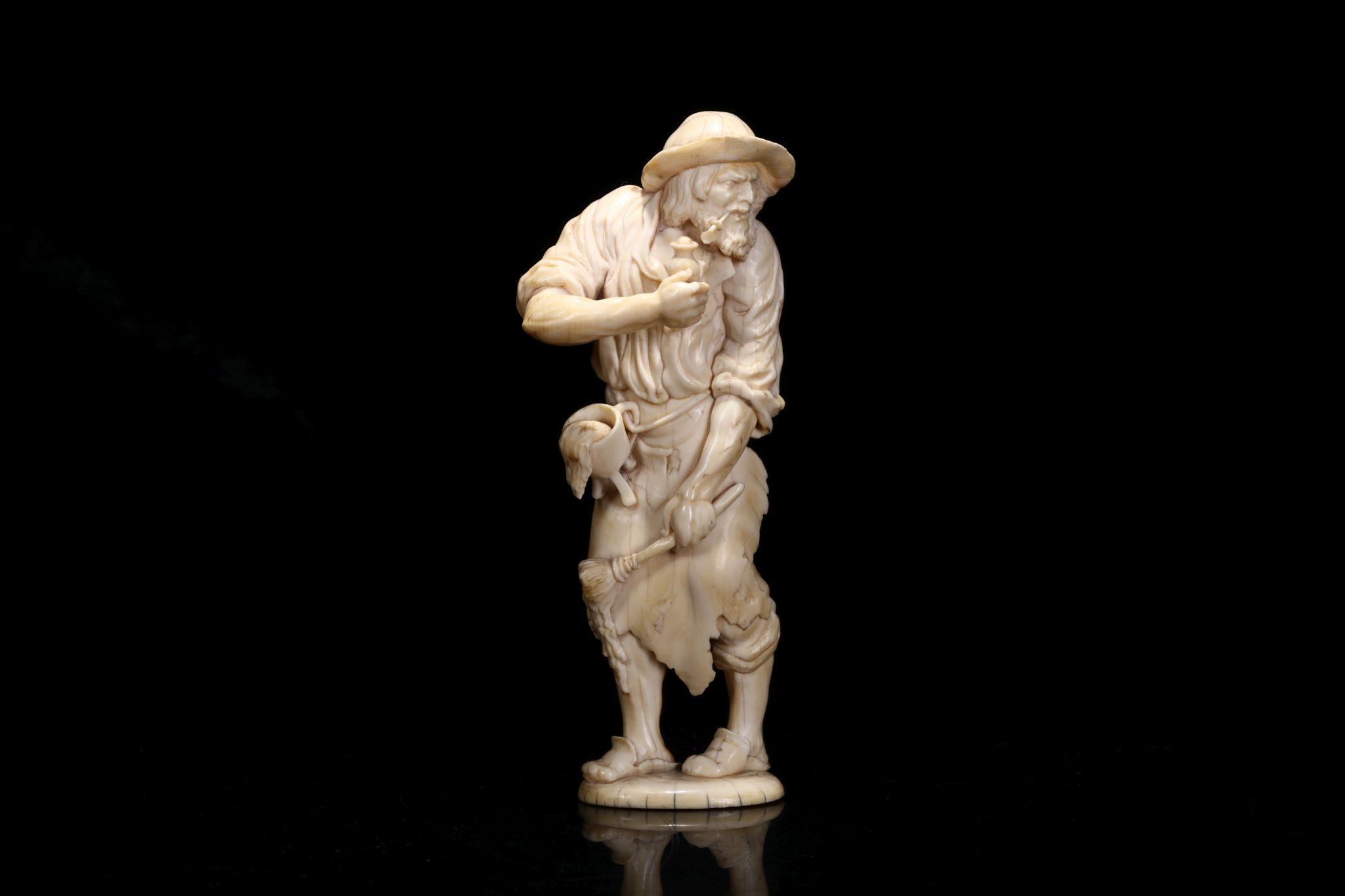 AN 18TH CENTURY GERMAN IVORY FIGURE OF A PAINTER the standing figure in ragged clothes and hat, - Image 2 of 7