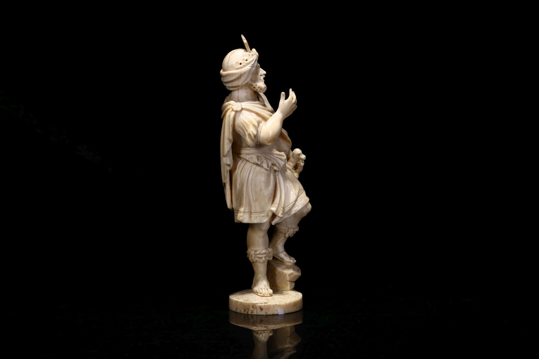 MANNER OF WILHELM KRUGER (1680-1754): AN 18TH CENTURY GERMAN IVORY FIGURE OF A MAGI KING  wearing - Image 4 of 5