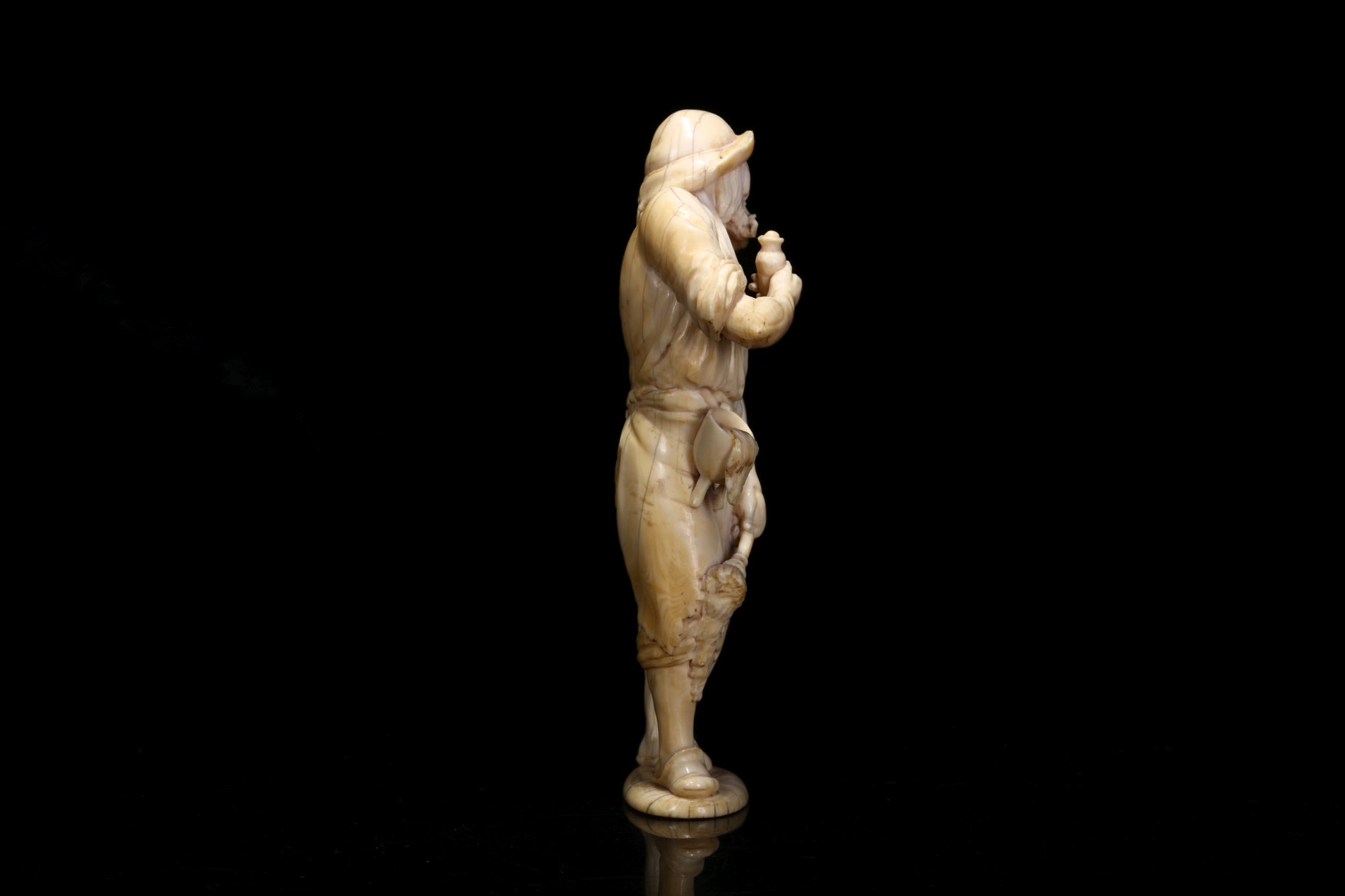 AN 18TH CENTURY GERMAN IVORY FIGURE OF A PAINTER the standing figure in ragged clothes and hat, - Image 5 of 7