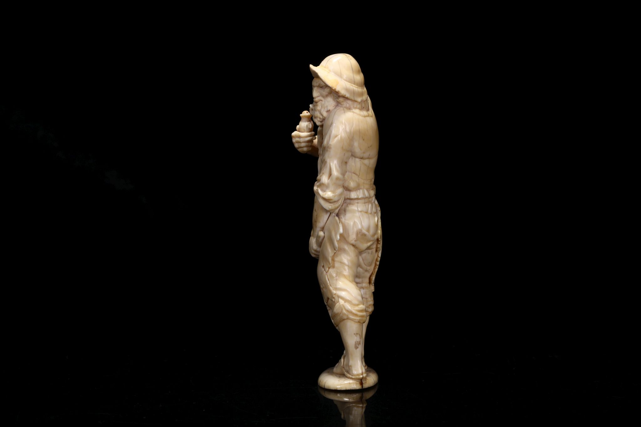 AN 18TH CENTURY GERMAN IVORY FIGURE OF A PAINTER the standing figure in ragged clothes and hat, - Image 3 of 7