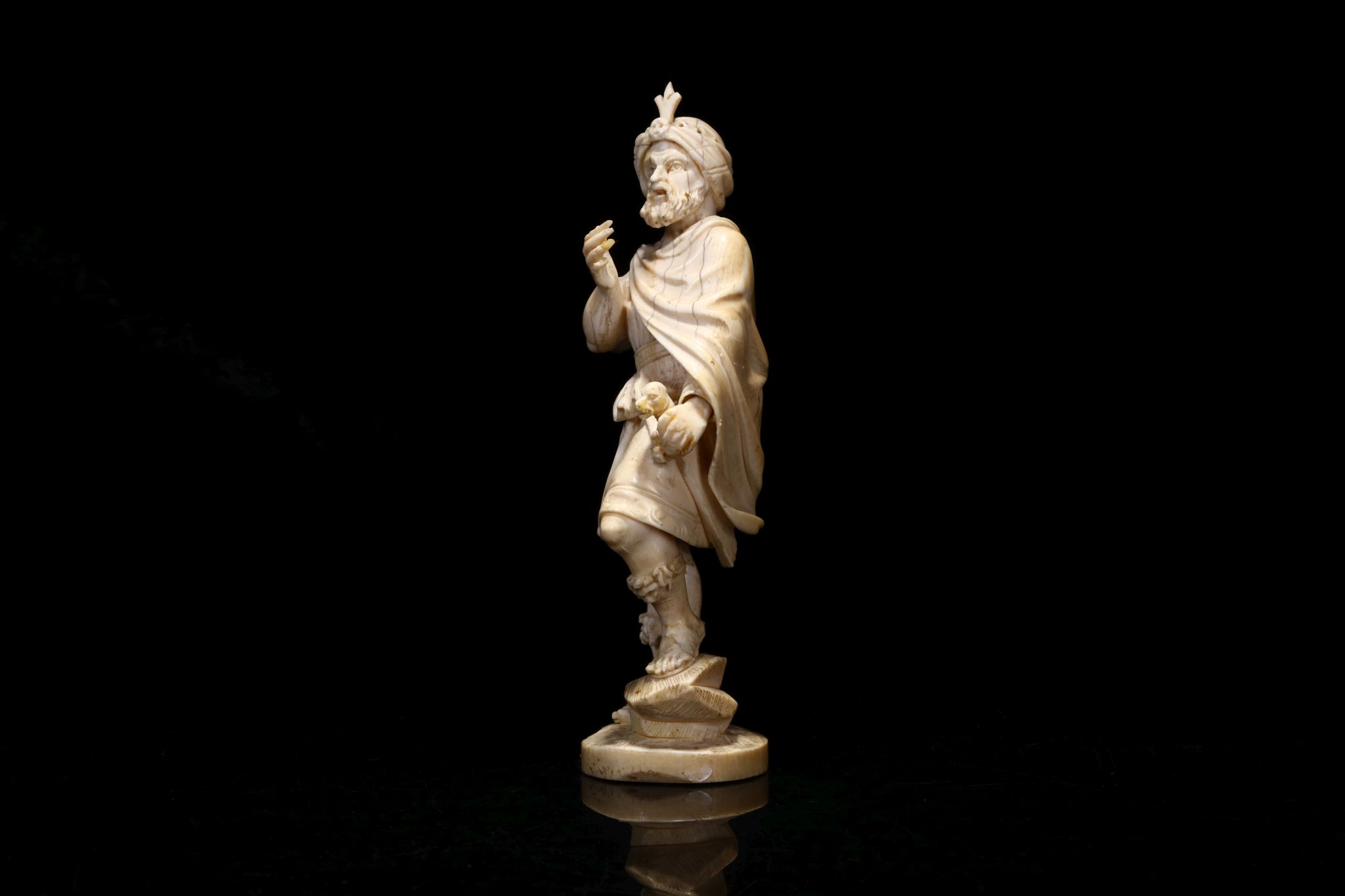 MANNER OF WILHELM KRUGER (1680-1754): AN 18TH CENTURY GERMAN IVORY FIGURE OF A MAGI KING  wearing - Image 2 of 5