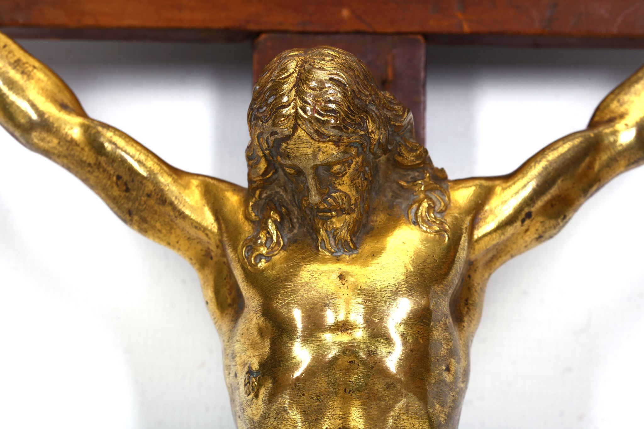 AN ITALIAN 18TH CENTURY GILT BRONZE CORPUS CHRISTI / CRUCIFIX the figure of Christ wearing a - Image 6 of 6