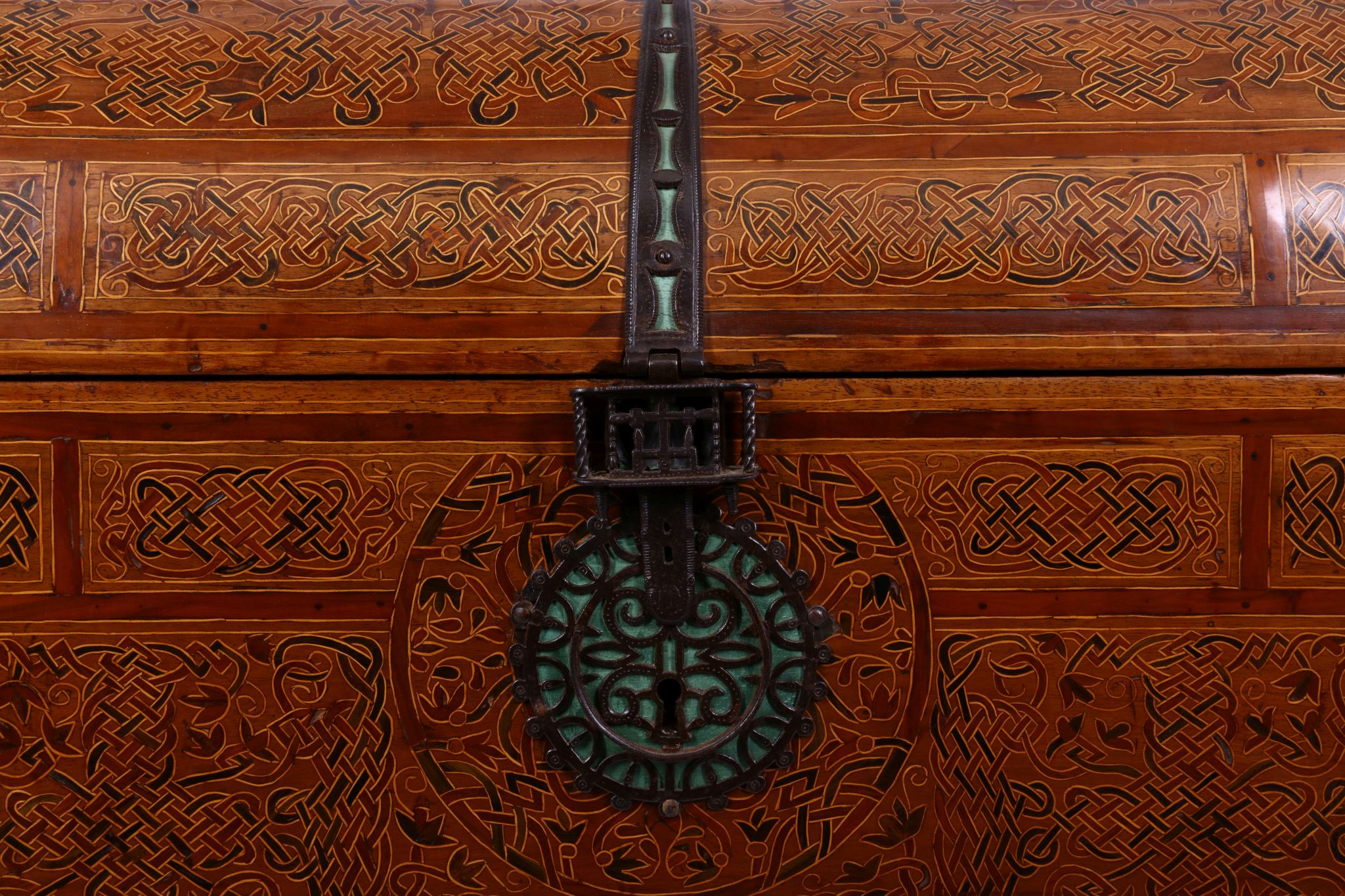 A RARE 16TH / 17TH CENTURY VENETIAN 'ALLA CERTOSINA' (MARQUETRY) AND WROUGHT IRON MOUNTED CHEST / - Image 3 of 4