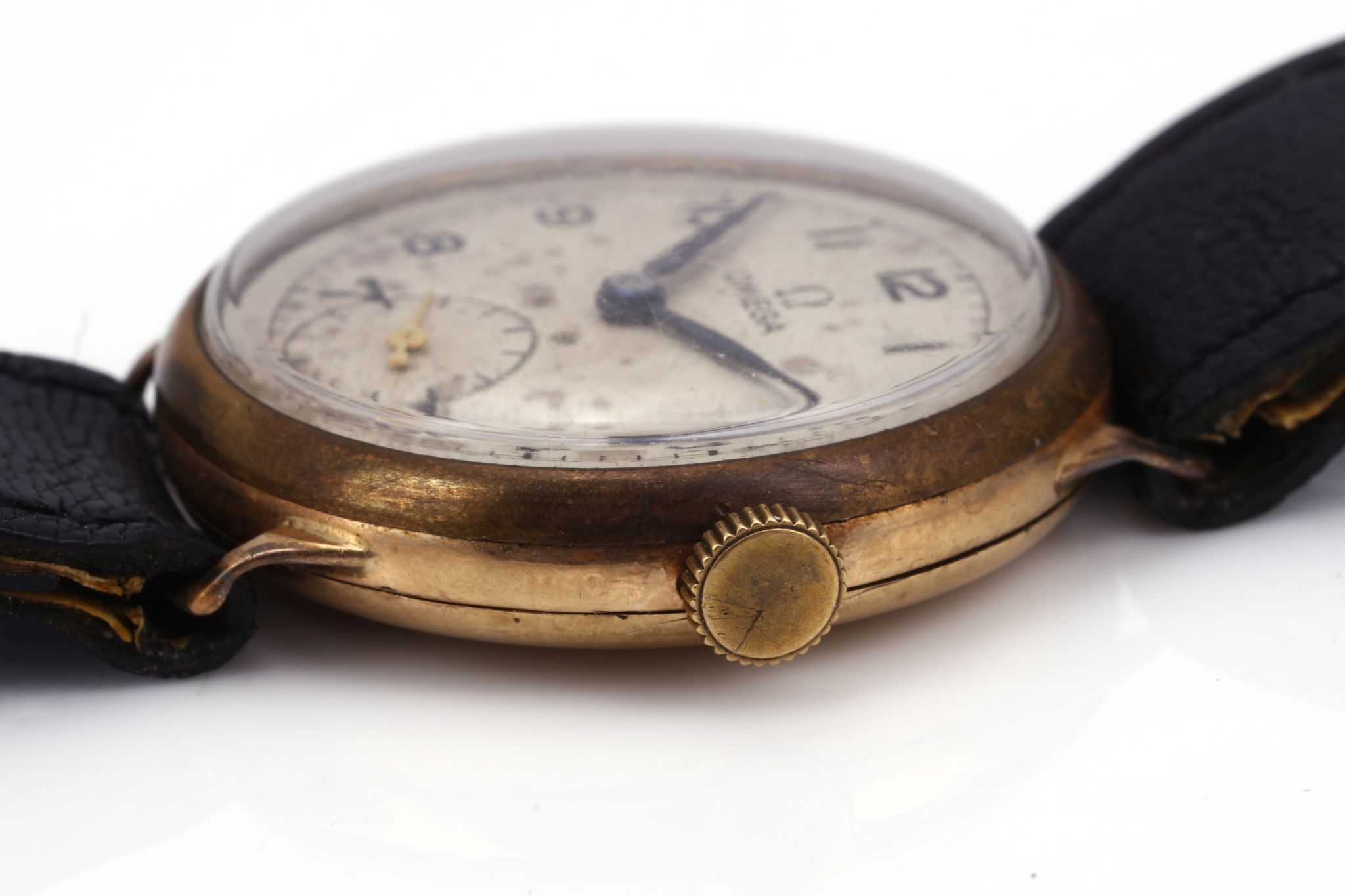 GENTS VINTAGE OMEGA WRISTWATCH A gents c.1940's 9ct gold Omega wristwatch, with silvered dial, - Image 3 of 4