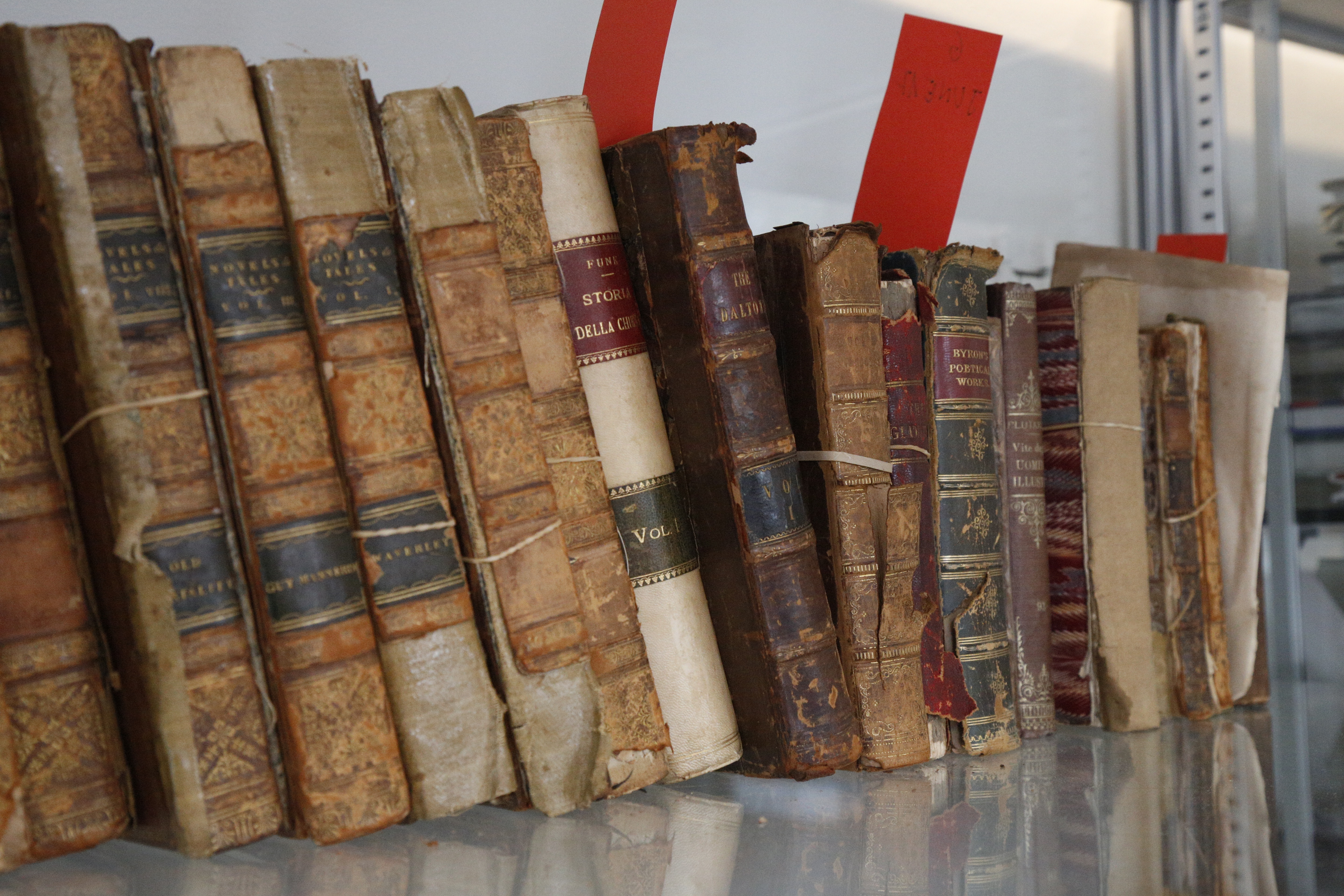 BOOKS. A small quantity of books on literature, including classics (qty). - Image 2 of 2