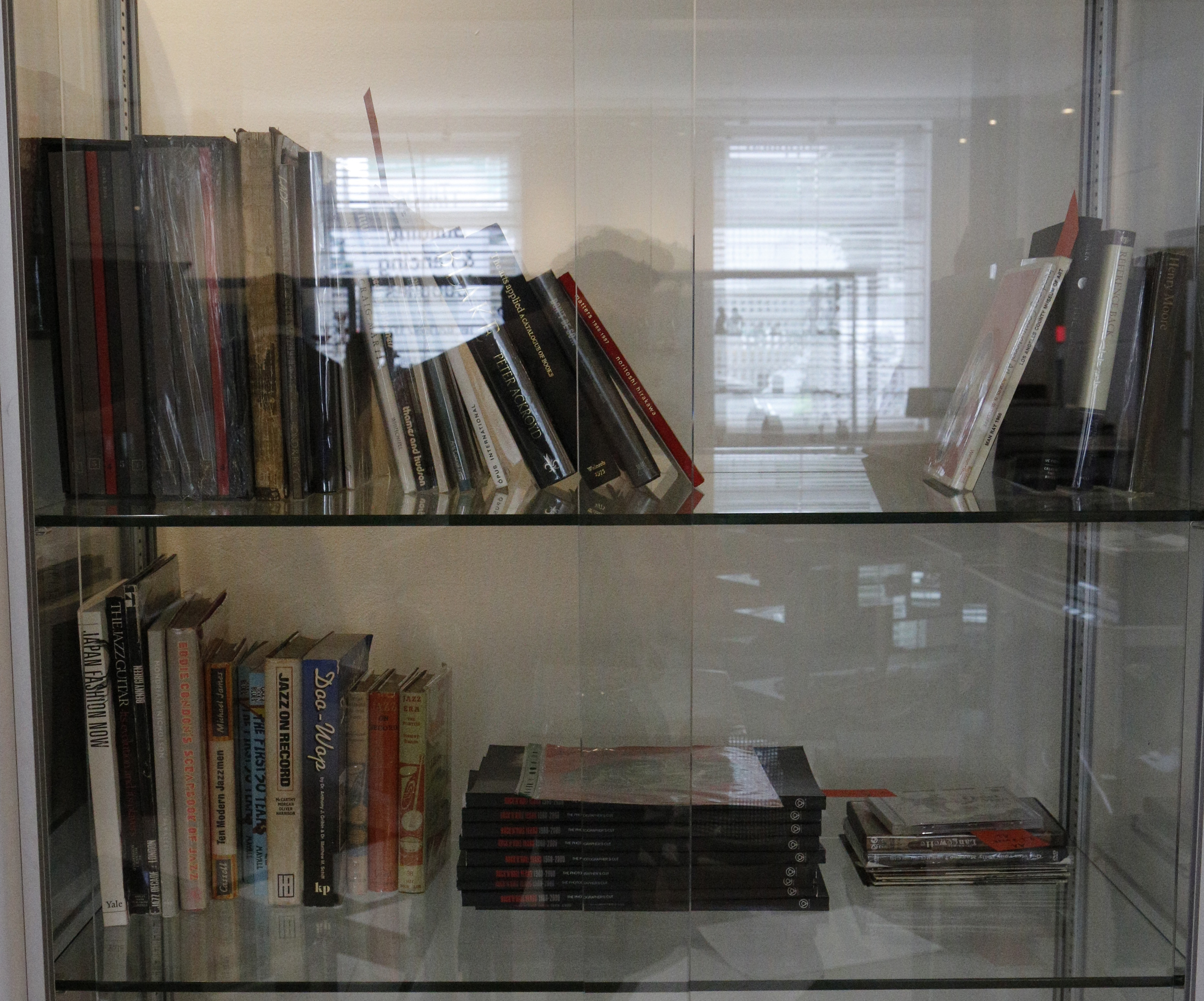 BOOKS. A quantity of books on literature and fiction (qty). - Image 2 of 2