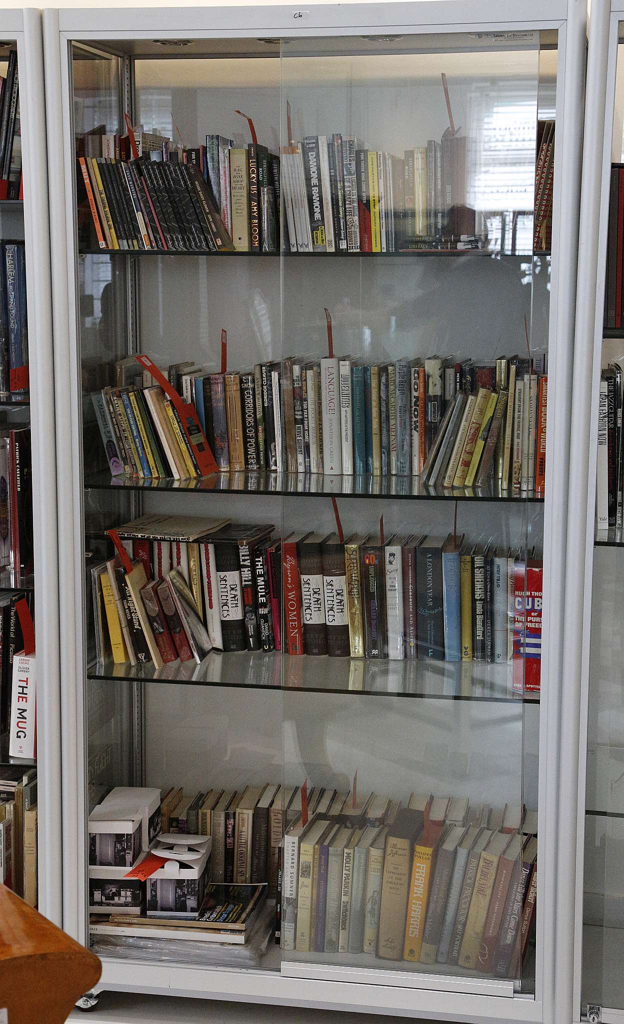 BOOKS. A quantity of books on literature and fiction (qty).