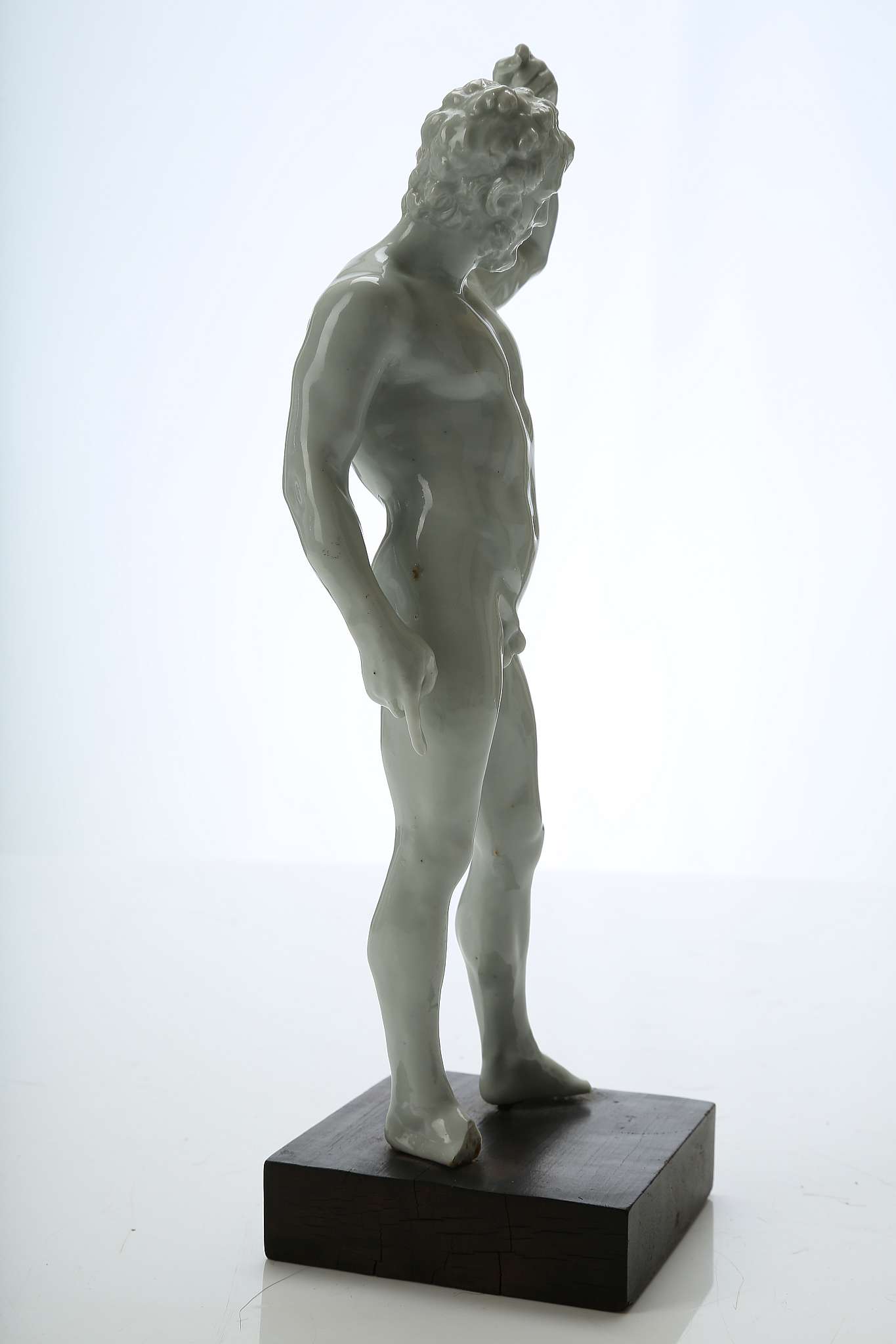 AN EXCEPTIONALLY RARE DOCCIA PORCELAIN FIGURE OF 'THE EXECUTIONER', mid 18th century, after a - Image 9 of 11