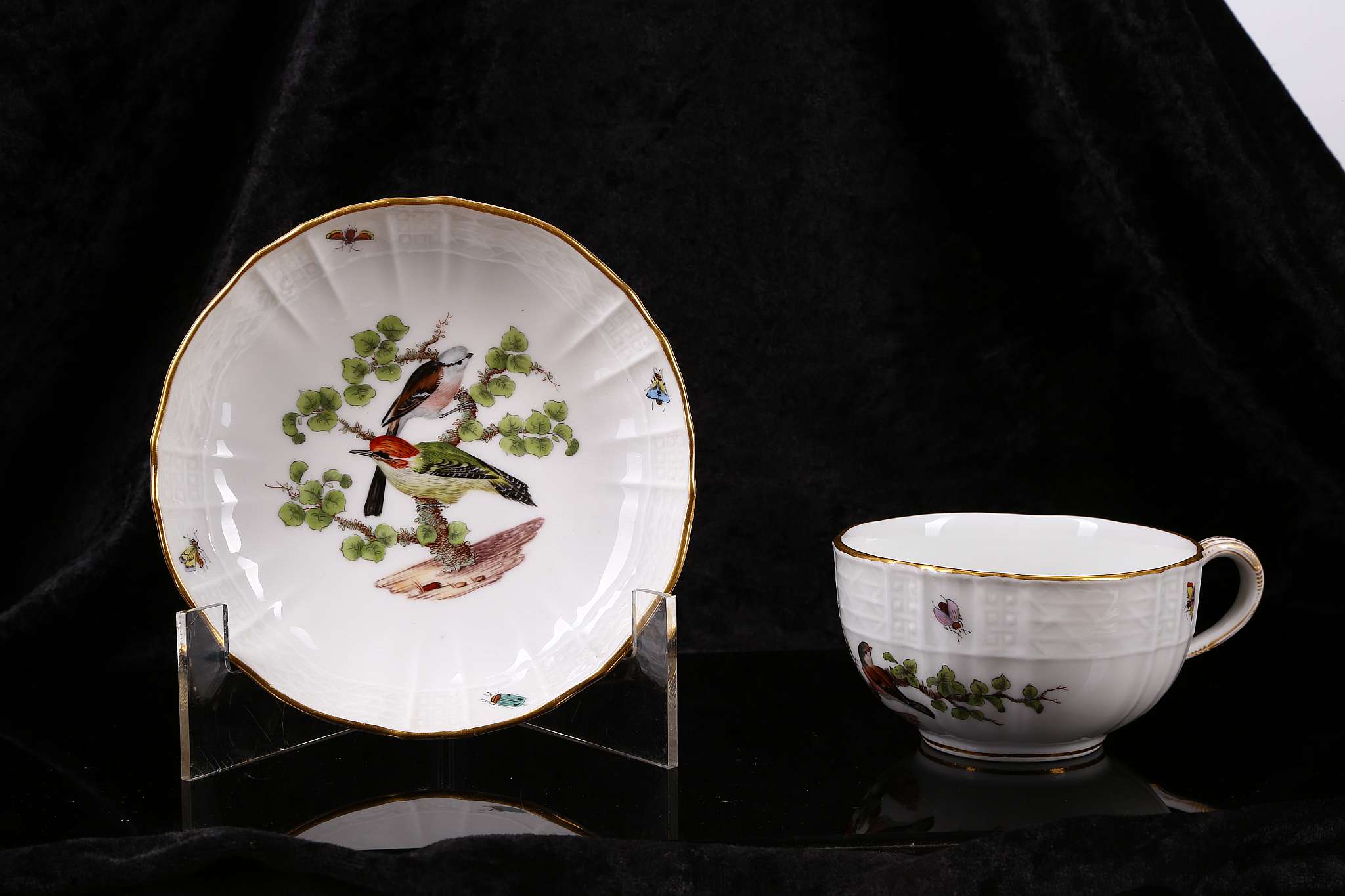 A PAIR OF MEISSEN PORCELAIN ORNITHOLOGICAL TEA CUPS AND SAUCERS, late 19th century, painted with - Image 3 of 9