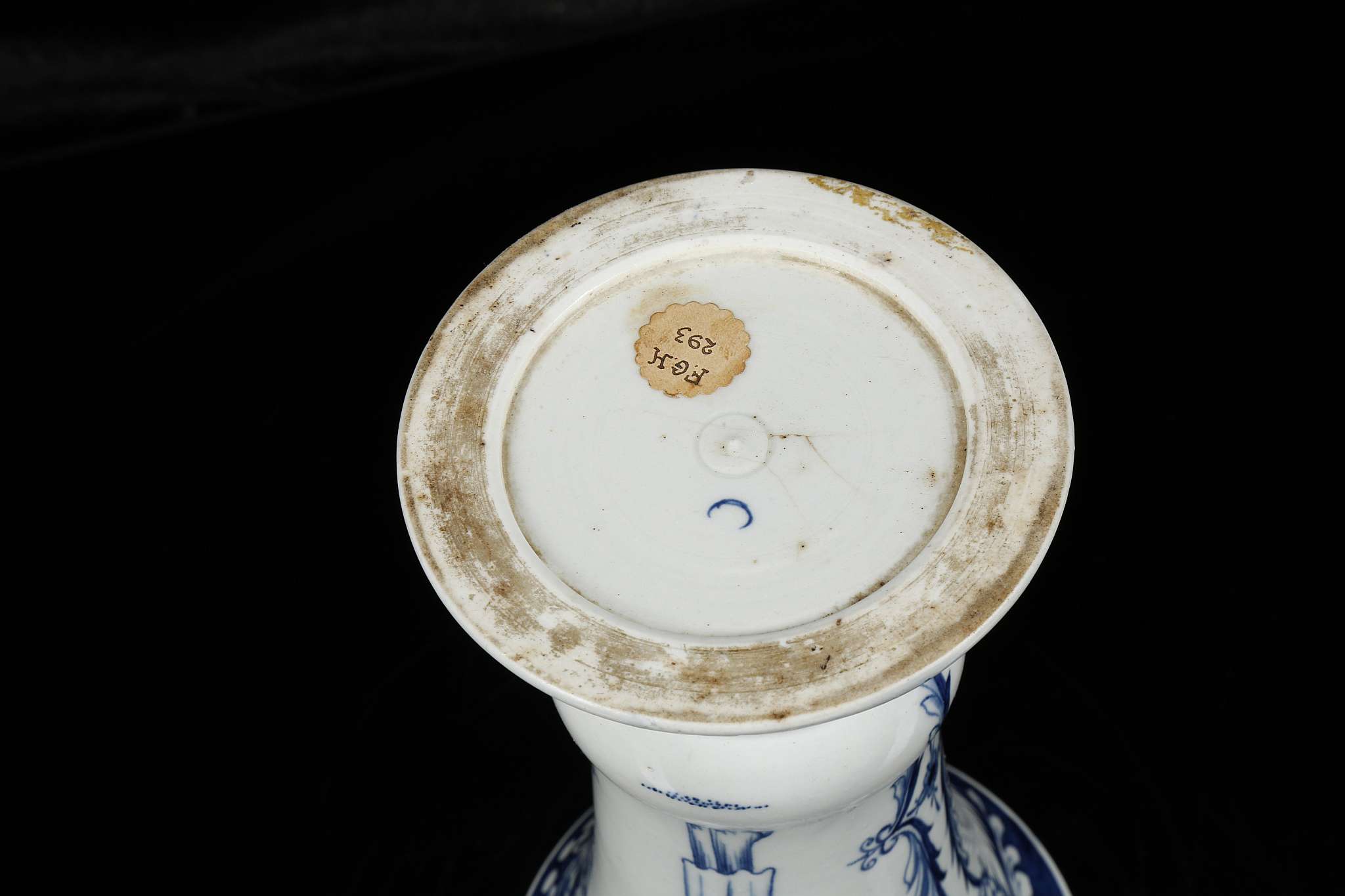 A WORCESTER PORCELAIN VASE, circa 1770, of waisted 'Gu' form, painted in blue with a variation of ' - Image 4 of 4