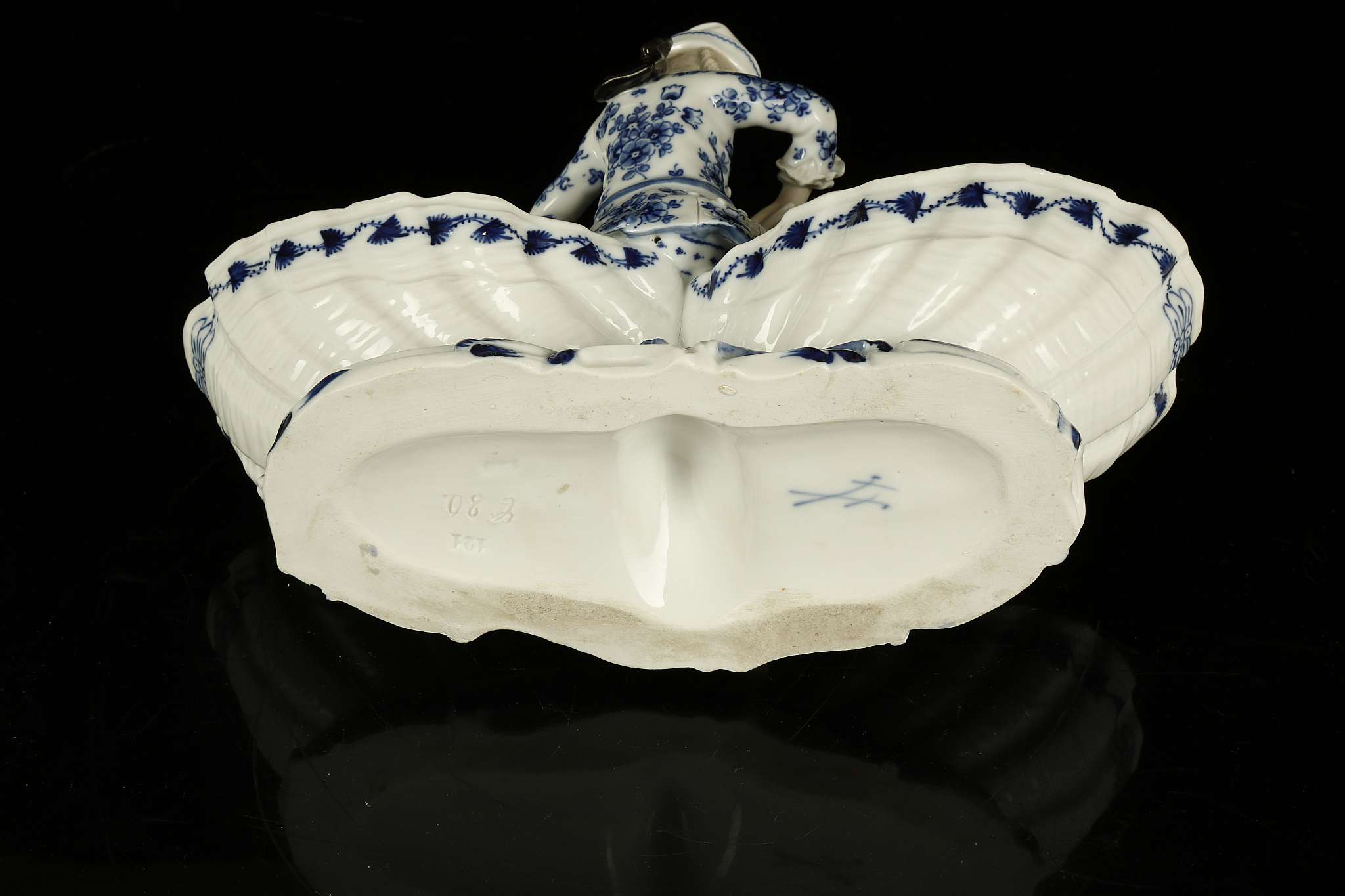 A MEISSEN PORCELAIN FIGURAL SWEETMEAT DISH, late 19th century, modelled as a young cook wearing a - Image 4 of 4