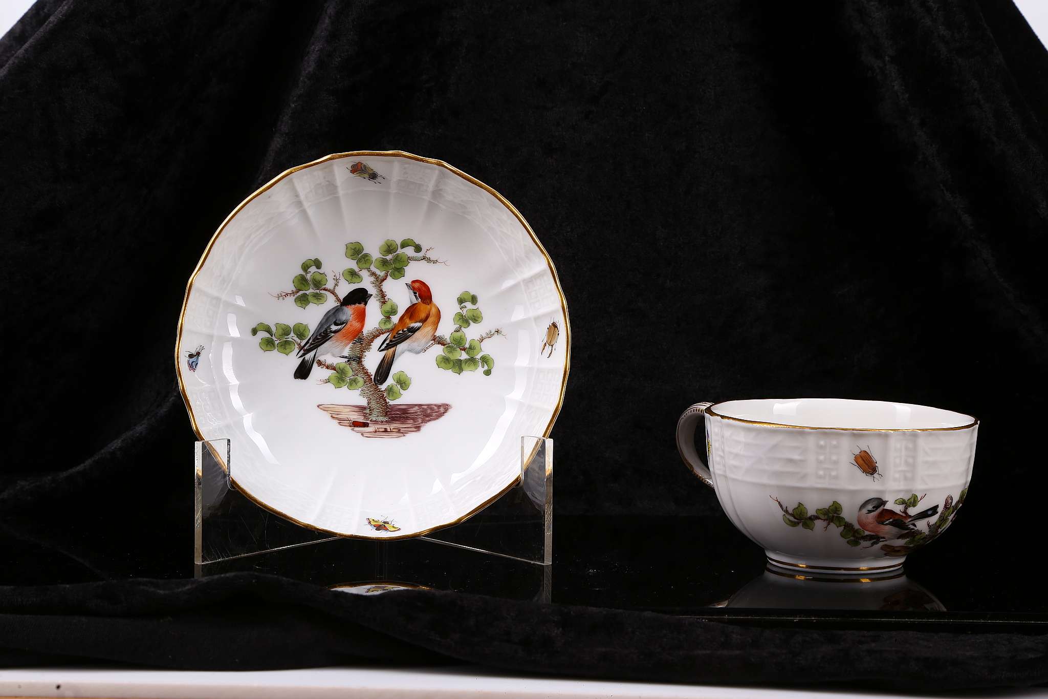 A PAIR OF MEISSEN PORCELAIN ORNITHOLOGICAL TEA CUPS AND SAUCERS, late 19th century, painted with - Image 6 of 9