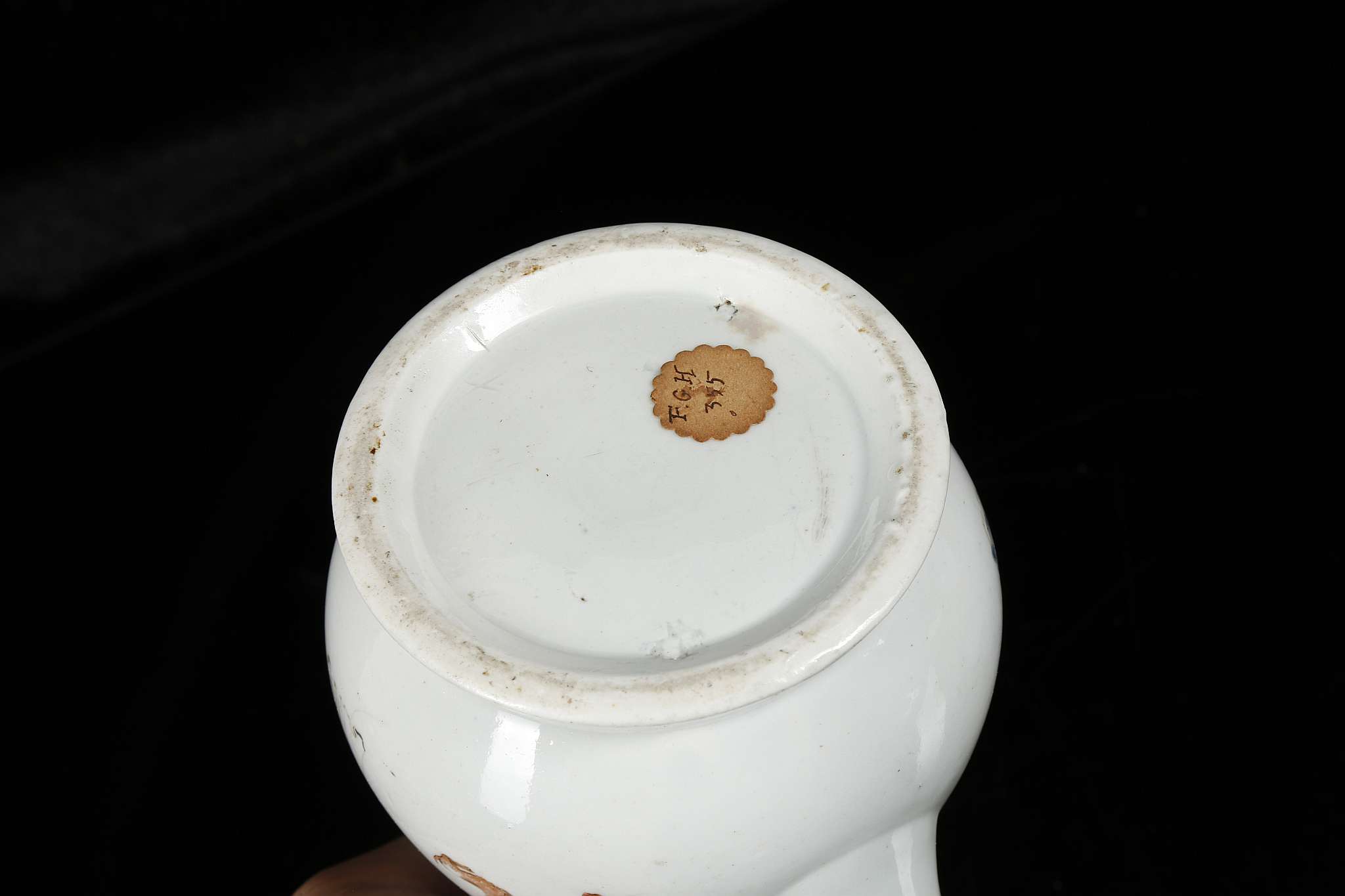 AN EARLY WORCESTER PORCELAIN COFFEE POT, circa 1753, of plain baluster shape on a neatly turned - Image 5 of 5